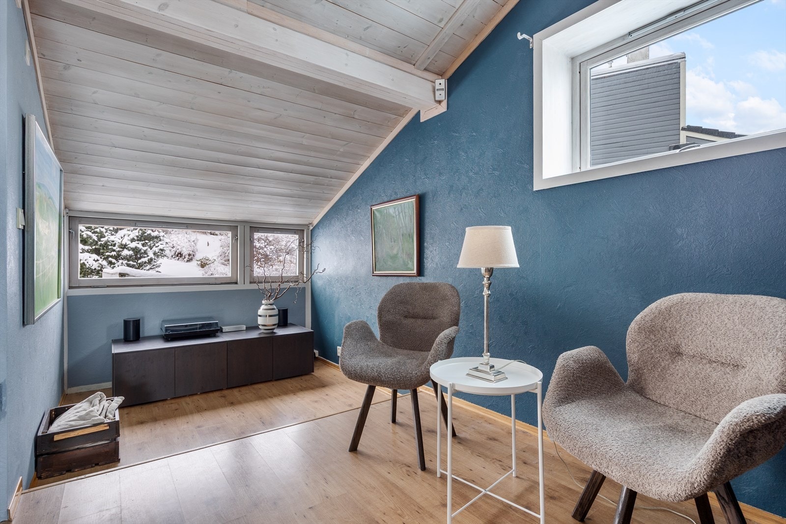 I stuen er det en koselig krok som kan innredes med et kontorhjørne eller hobbyhjørne. Galleribilde