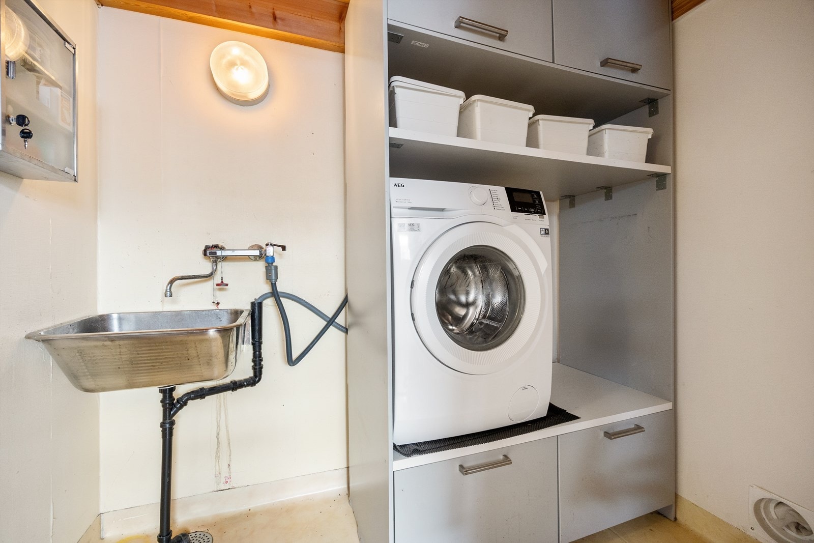 Boligens vaskerom i i tilknytning til entre og sportsbod. Galleribilde