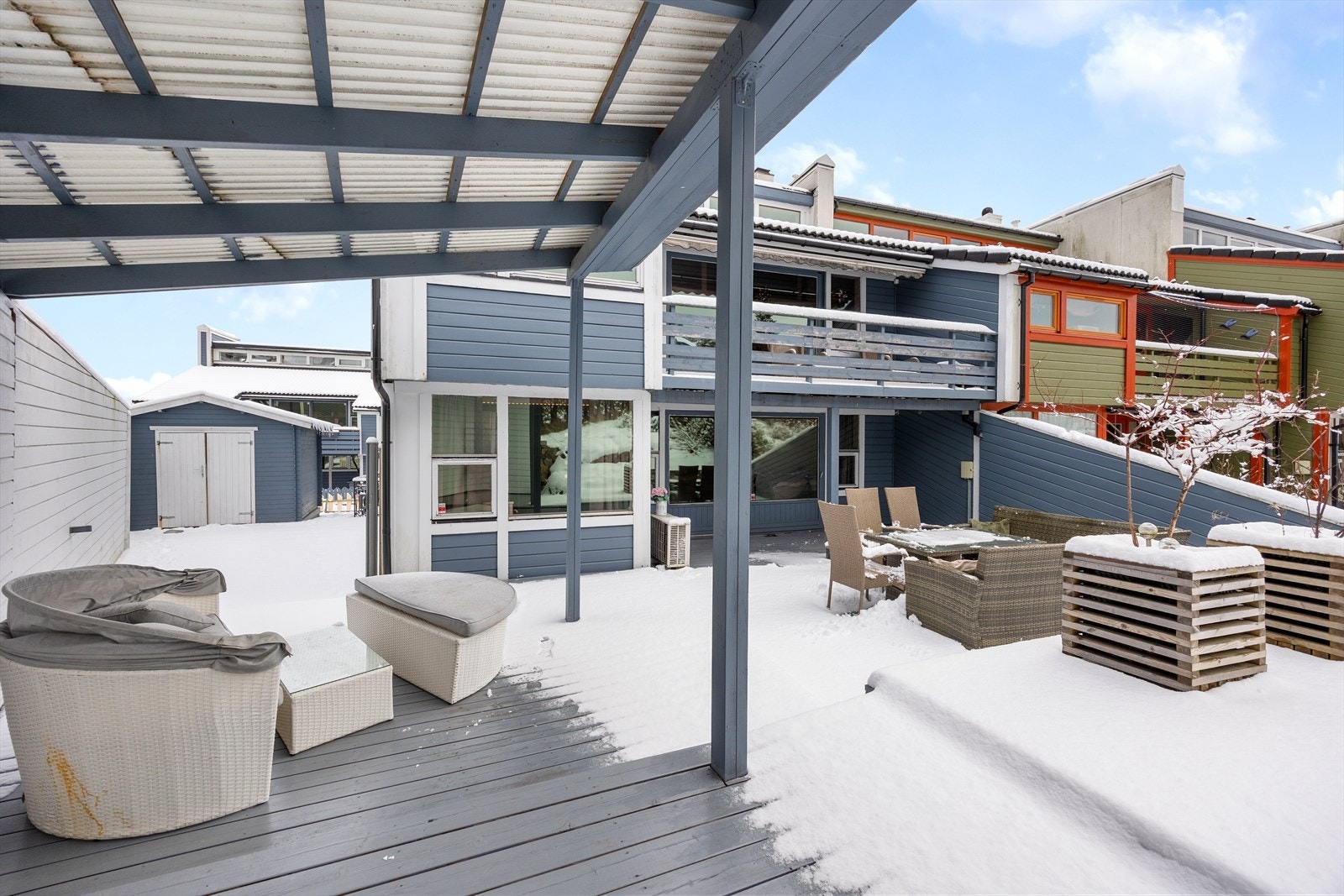 Dette utgjør en nydelig forlengelse av boligen, hvor utelivet blir en naturlig del av hverdagen. Merk utebod på ca. 7 kvm. Galleribilde