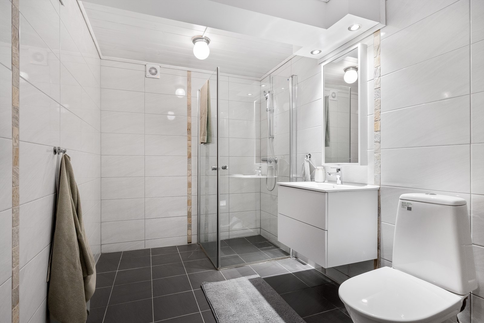 Kjelleren rommer også et pent bad på ca. 9 kvm med dusj og varme i gulvet. Galleribilde