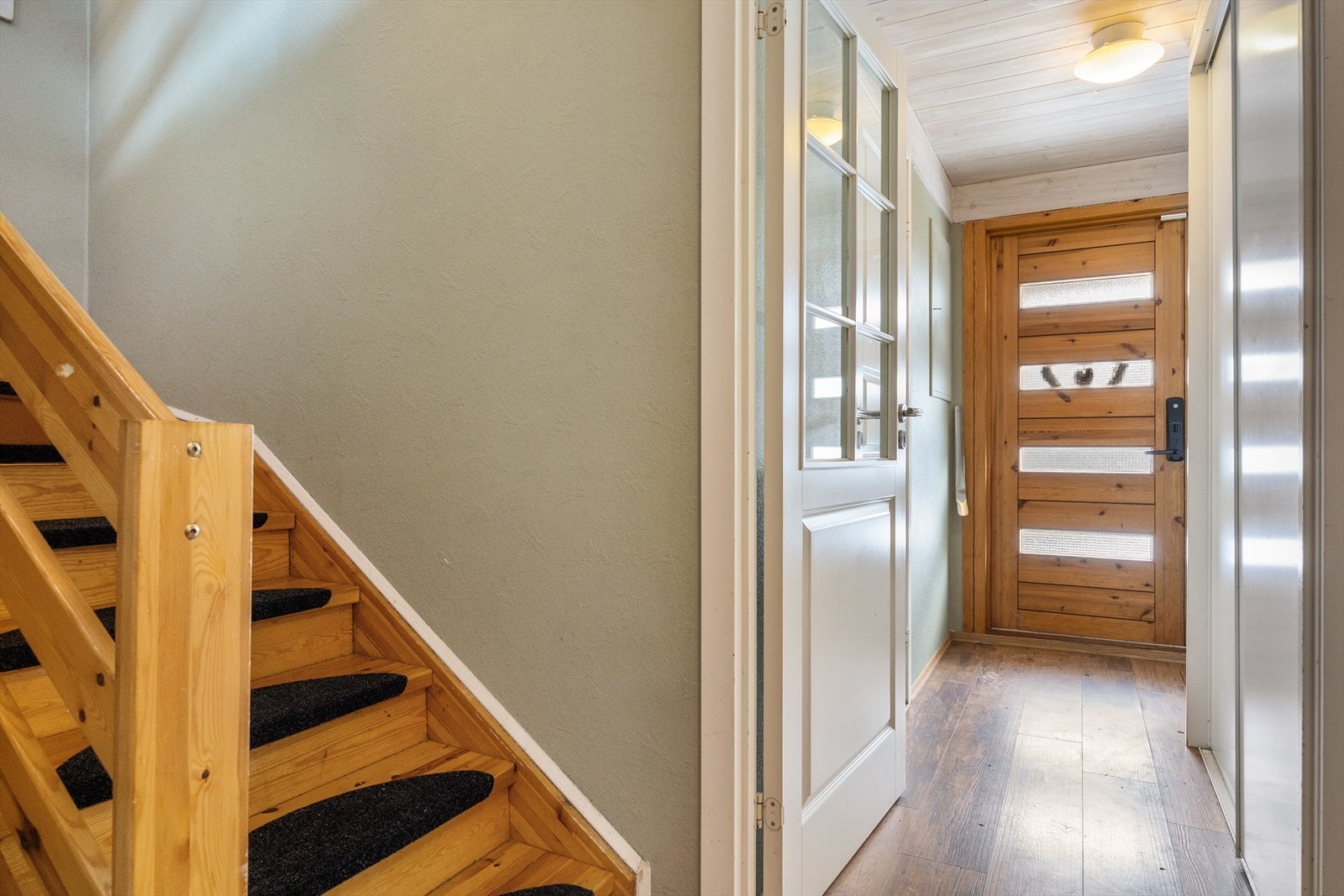 Boligen har en romslig entré med skyvedørsgarderobe. Galleribilde