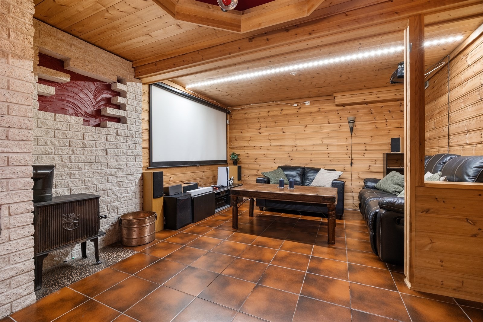 Sofaer i kjellerstuen medfølger salget og det er mulighet for å kjøpe projektor og lerret i kjellerstue etter nærmere avtale med selger. Galleribilde