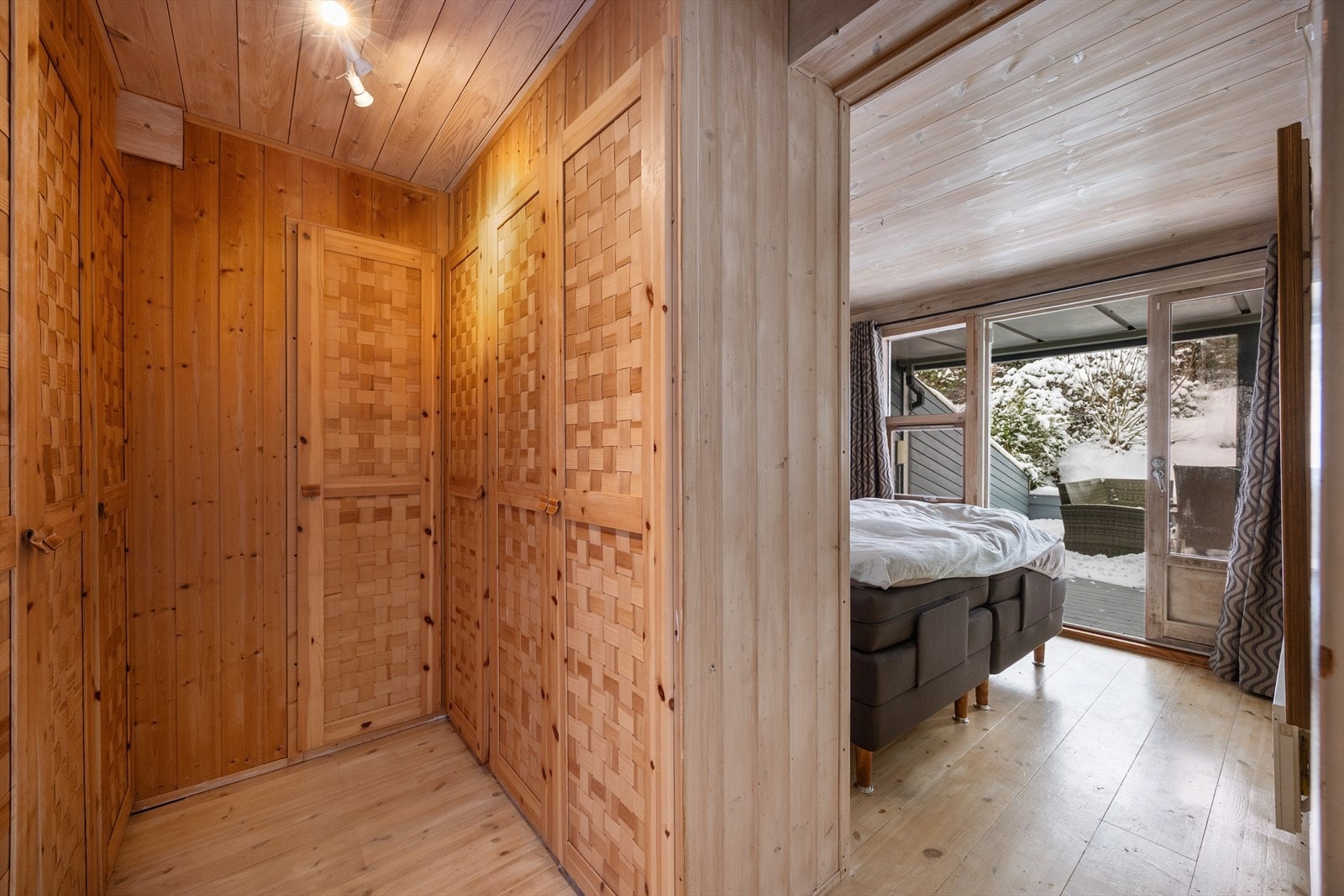 I tilknytning til soverommet er en romslig walk-in garderobe og videre tilgang til etasjens bad. Galleribilde