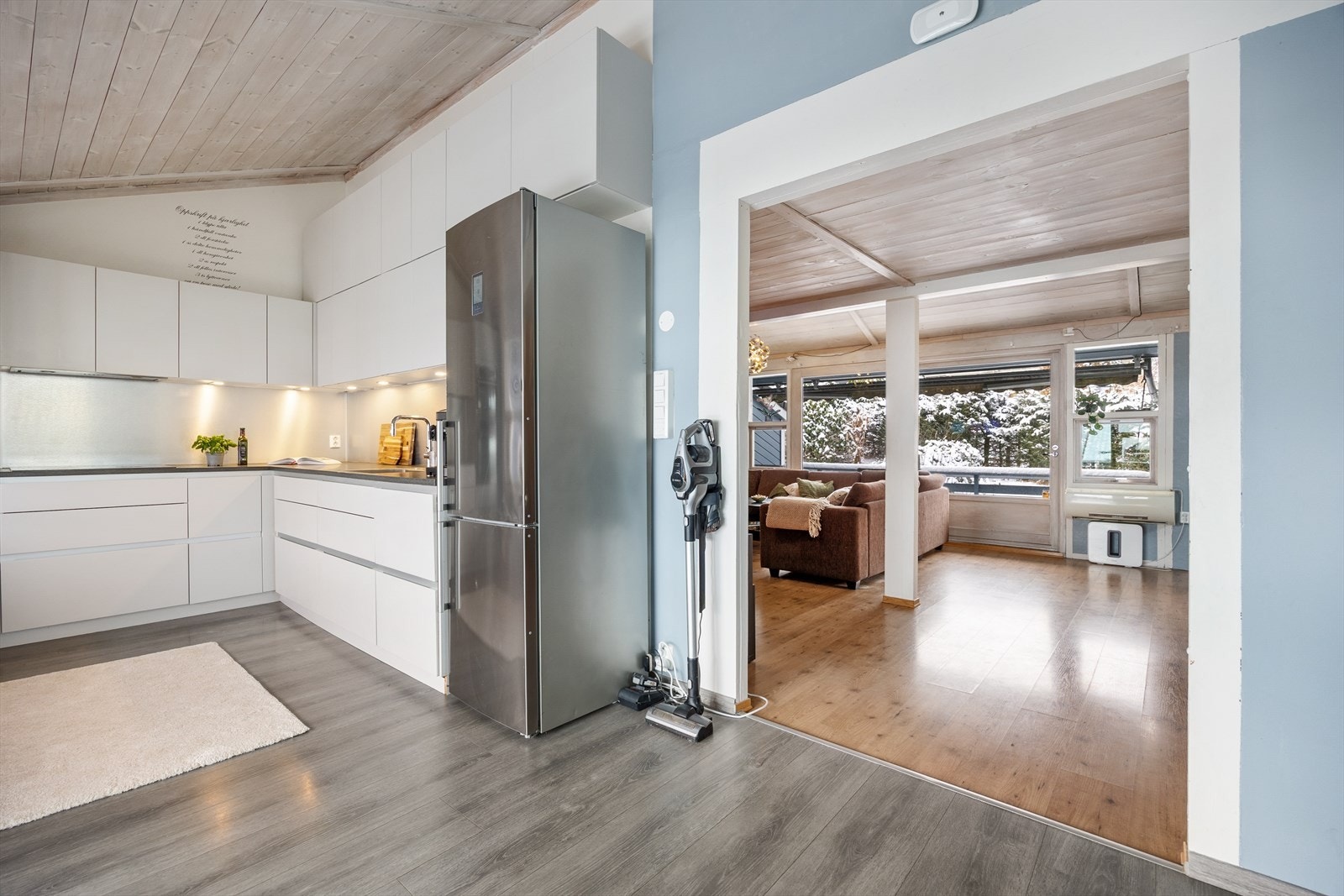 Kombiskap medfølger i handelen. Galleribilde