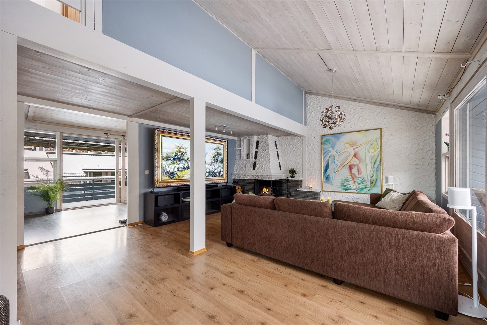 Boligen strekker seg over fire plan og byr på romslig takhøyde og flere gode oppholdsrom med rikelig dagslys. Galleribilde