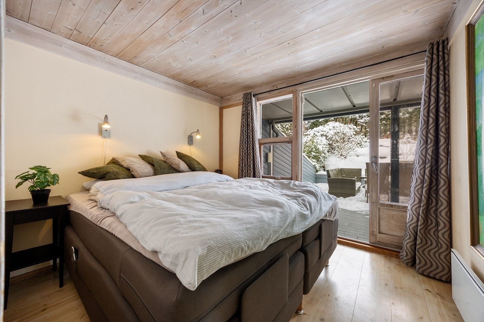 Hovedsoverommet er på ca. 15 kvm med utgang til terrasse. Galleribilde