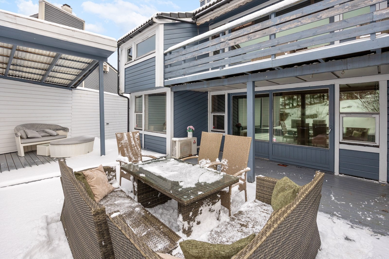 Terrassen på boligens bakside er på hele 60 kvm og har sol fra ca. 12/13- til 19-tiden midtsommer. Galleribilde