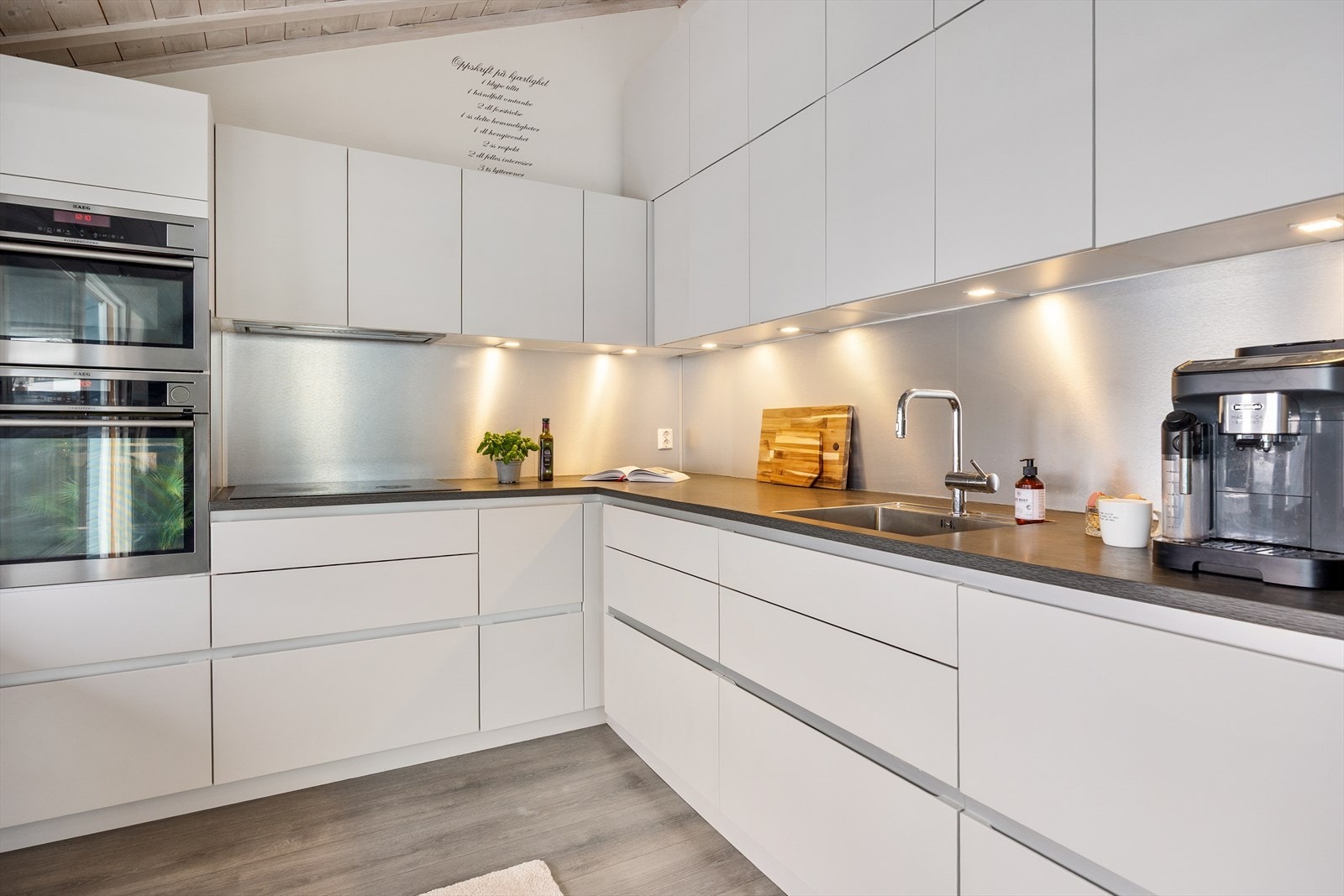 Kjøkkenet er stilsikker med integrerte hvitevarer og gir godt med skap- og benkeplass. Galleribilde