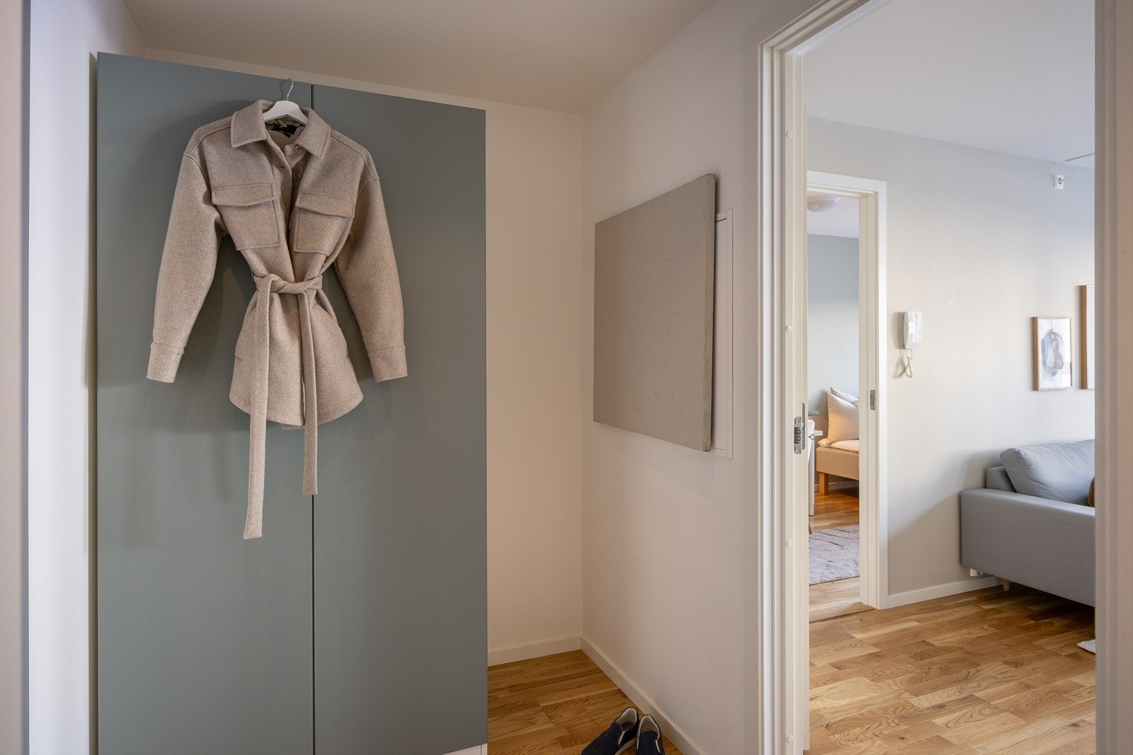 Romslig entré på 3,5 m² med god plass til oppbevaring av yttertøy og sko. Garderobeskap for praktisk oppbevaring medfølger handelen. Galleribilde