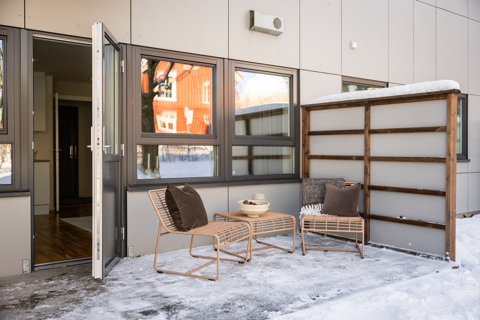 Felleskostnader inkluderer blant annet blant annet varmtvann, internett, betjening av andel fellesgjeld, kommunale avgifter, felles bygningsforsikring og diverse vedlikehold/drift iht. regnskap. Borettslaget er medlem av sikringsfond. Galleribilde