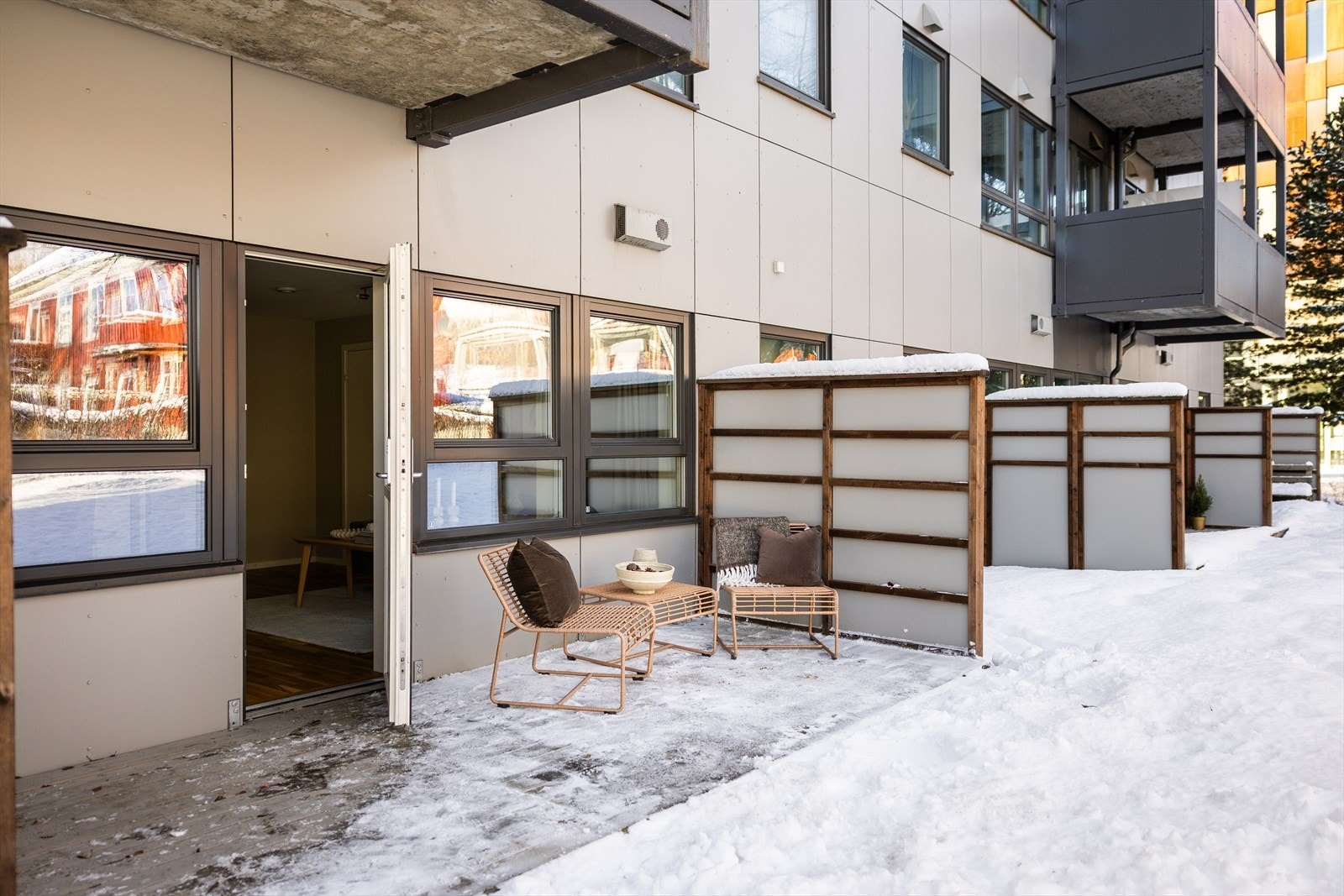 Direkte fra stuen ligger leilighetens trivelige terrasse på 9,5 m². Verandaen byr på morgen- og formiddagssol. Galleribilde