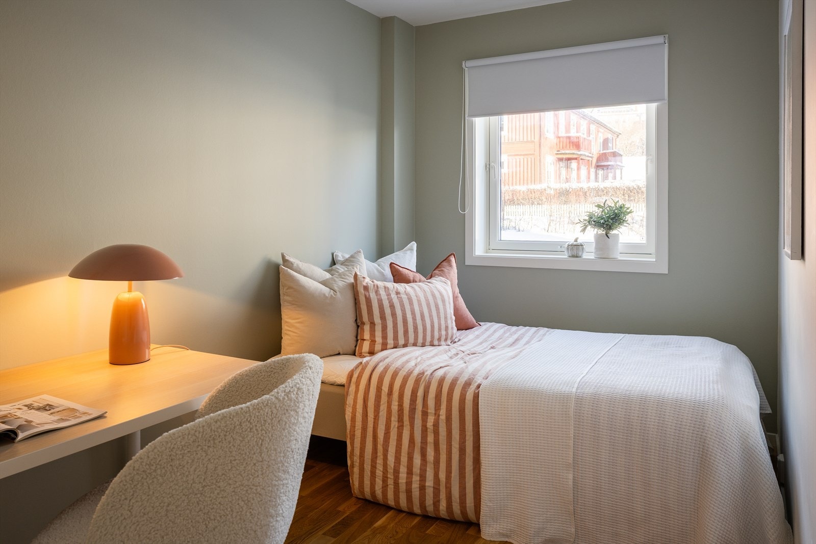 Her har du god plass til ønsket sengestørrelse og tilhørende møblement. Galleribilde