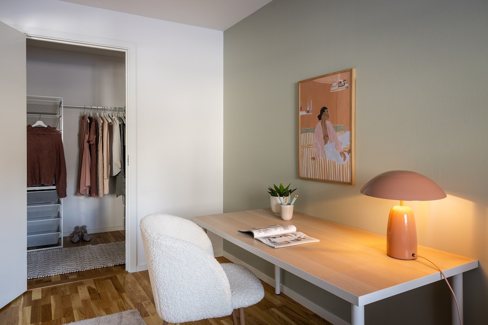 I direkte tilknytning til soverommet ligger en innvendig bod som er innredet som praktisk walk-in garderobe. Galleribilde