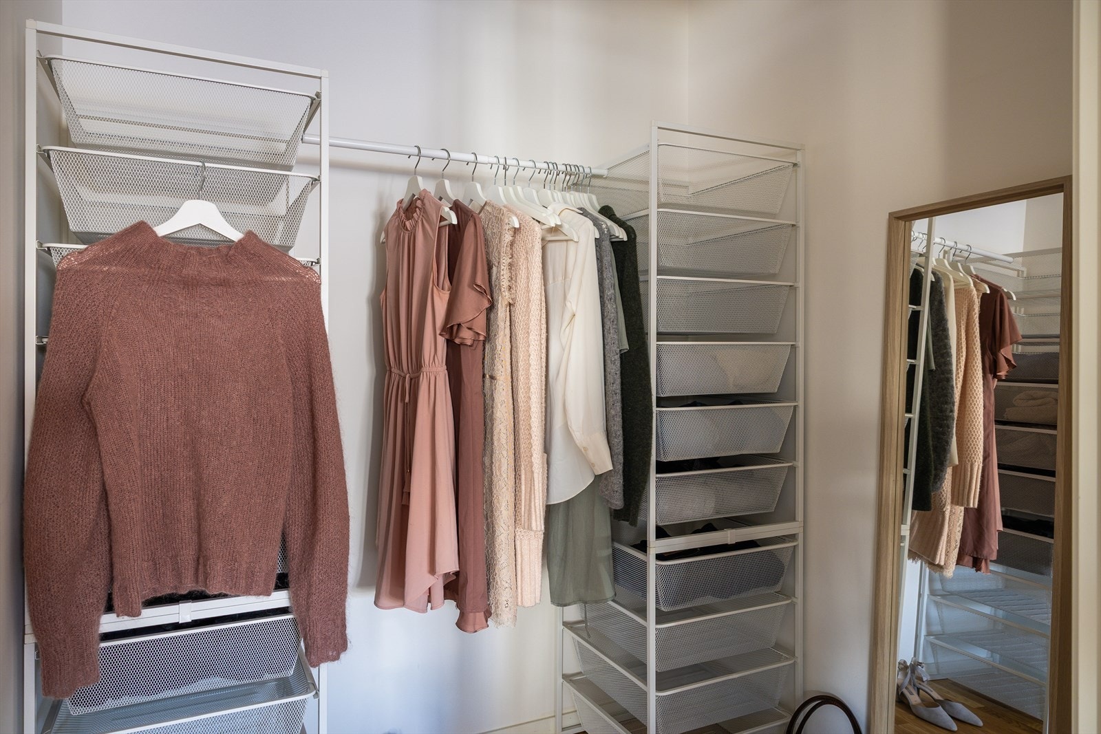 Her har du god plass til praktisk oppbevaring. Leiligheten disponerer også en ekstern bod i samme etasje. Galleribilde