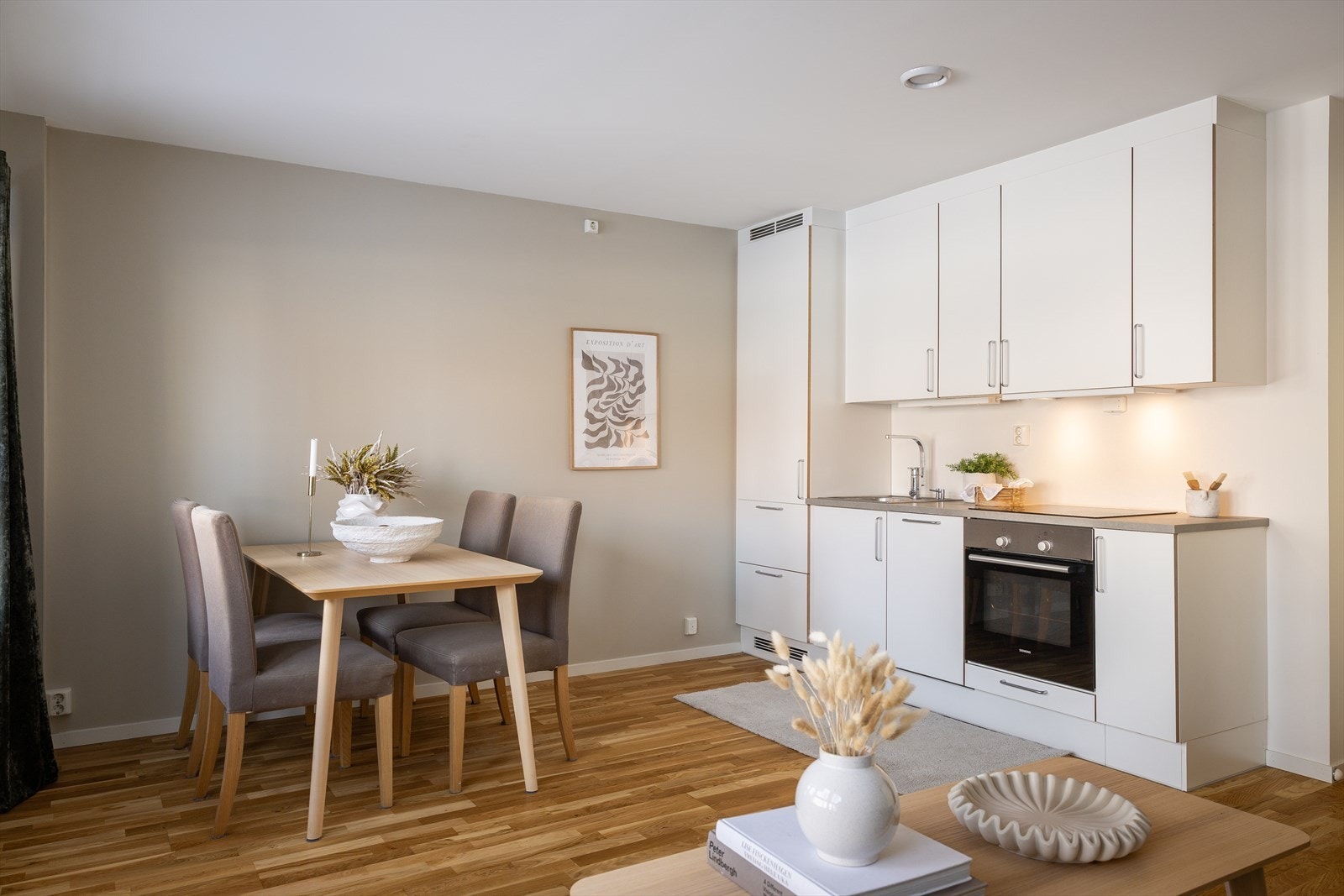 Kjøkken med integrerte hvitevarer som kjøleskap, oppvaskmaskin, platetopp og stekeovn. Galleribilde