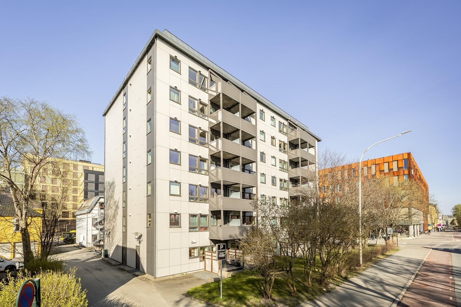 Sommerbilde av fasade. Galleribilde