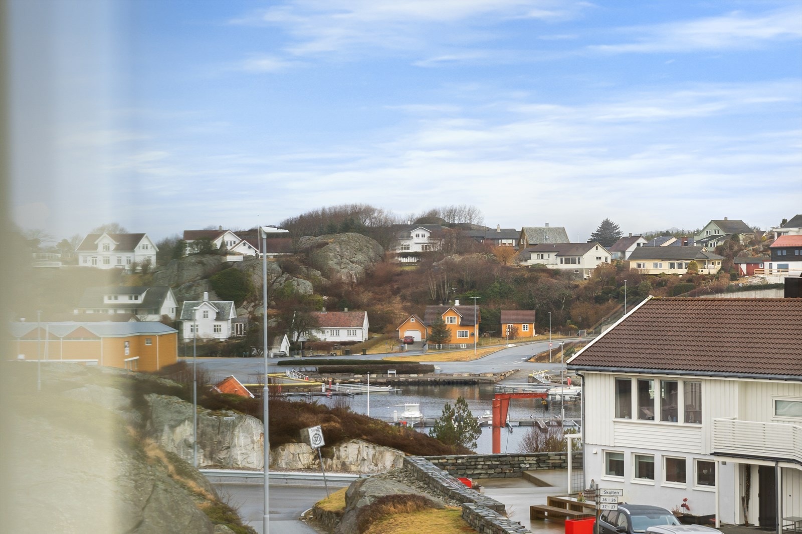 Flott utsikt ned mot Sirevåg havn fra stuen. Galleribilde