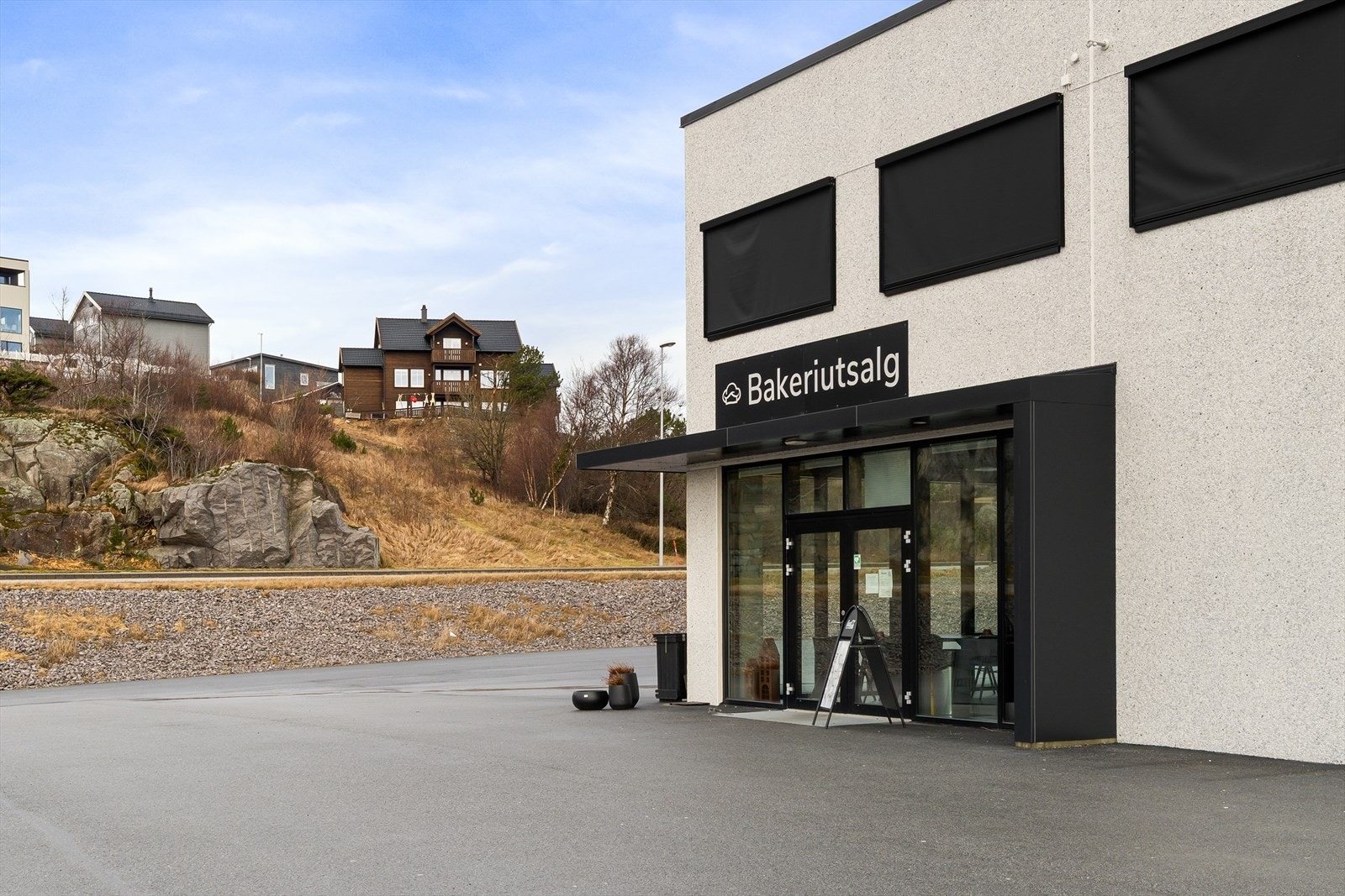 Roxman bakeri tilbyr nydelig bakst, og Joker Sirevåg gir deg tilgang til det meste du trenger i hverdagen. Galleribilde