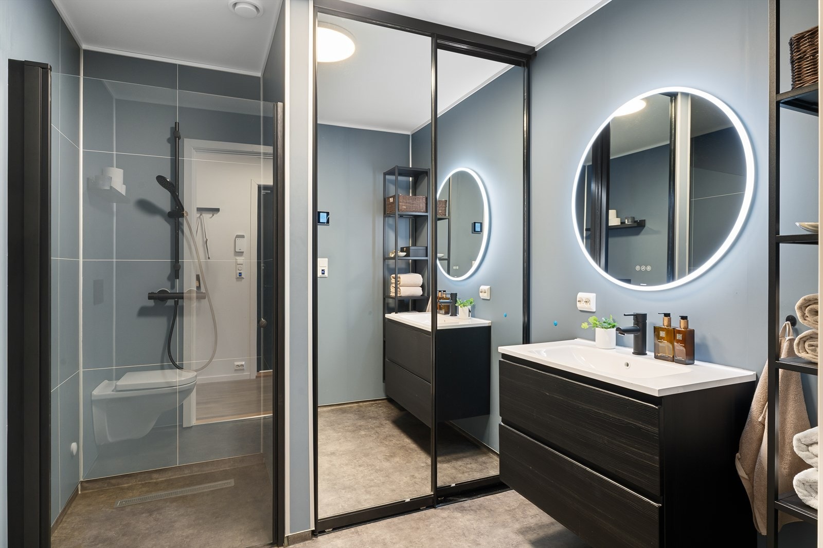 Flott bad med blant annet dusjnisje, vegghengt toalett og vaskeromsløsning. Galleribilde