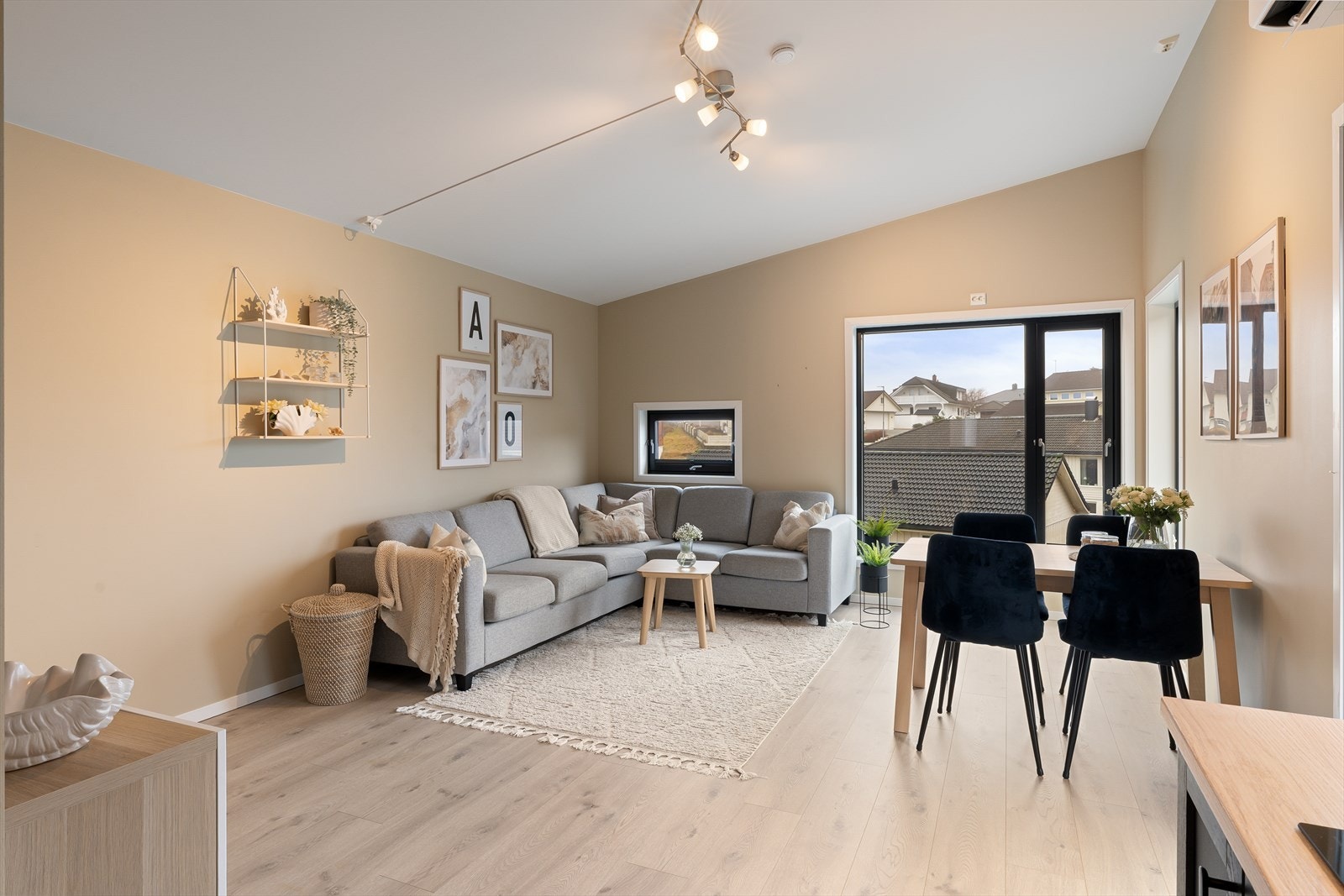 God plass til spisebord og sittegruppe. Galleribilde