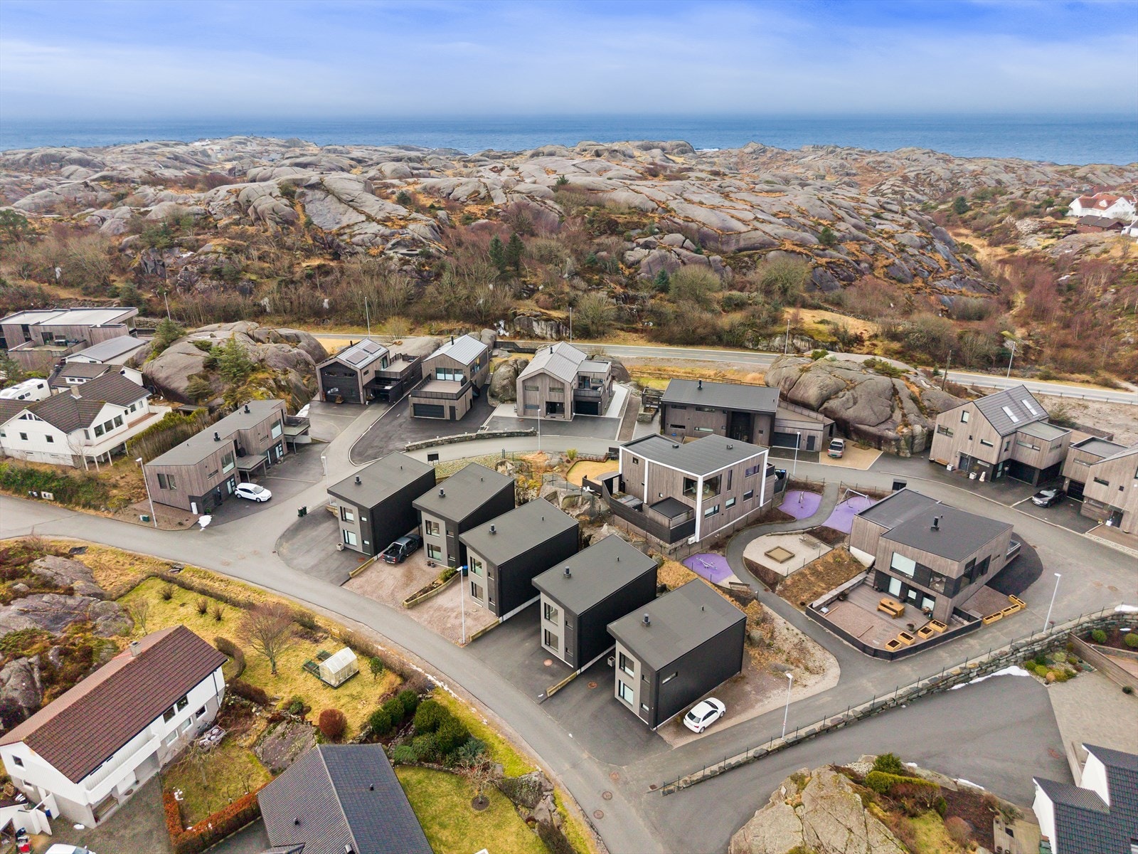 For den aktive har man bla. muligheter for klatring, golf, dykking og et godt tilbud i det lokale idrettslaget (Brusand IL) hvor det er tilbud om fotball, håndball, turn, treningssenter, barneidrett. Galleribilde