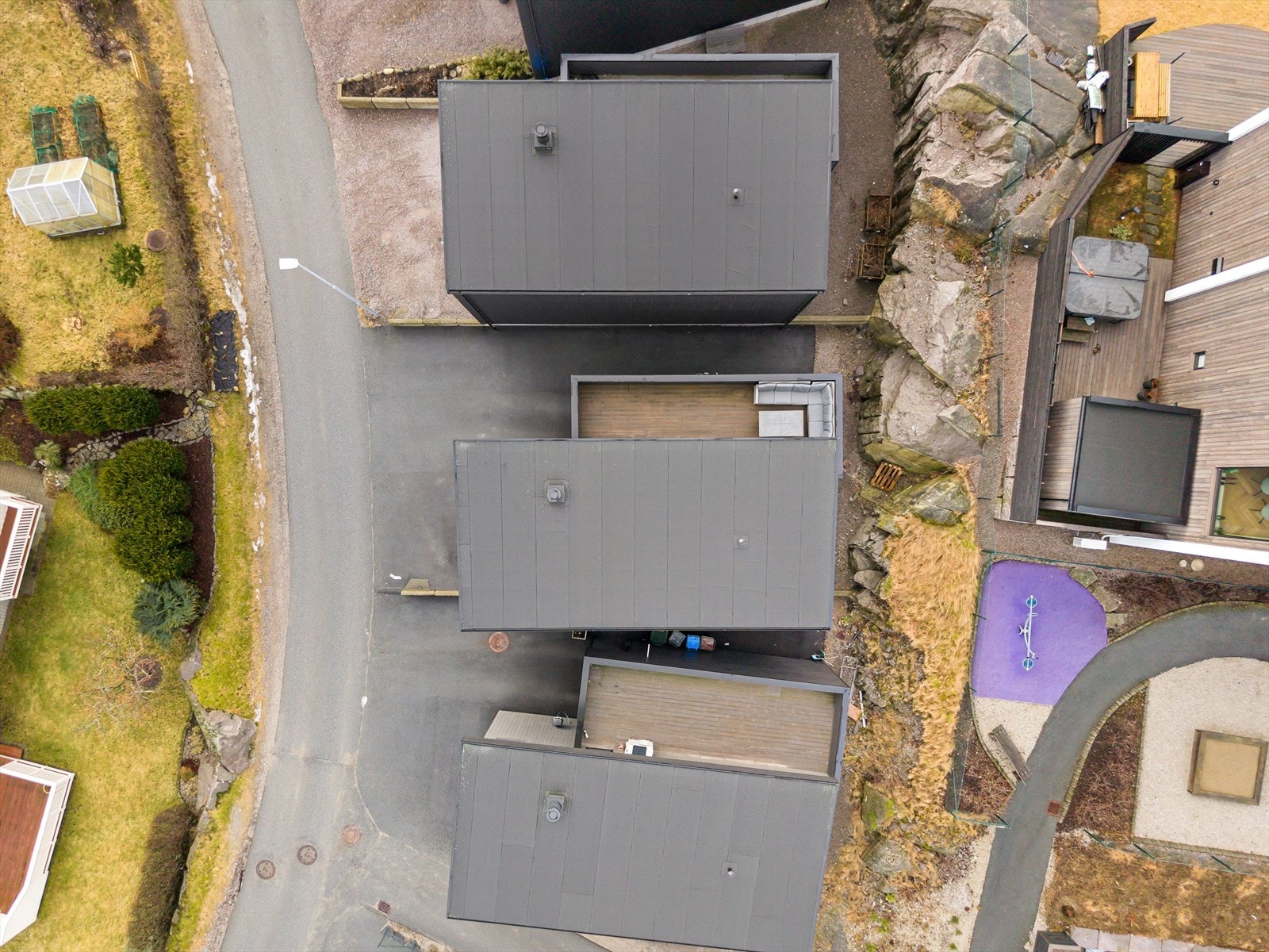 Tomten består i hovedsak av asfaltert gardsrom. Det er et oppgruset uteområde på baksiden av boligen. Galleribilde