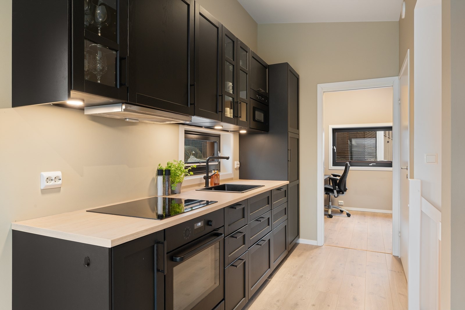 Stilrent og funksjonelt kjøkken med fine detaljer. Galleribilde