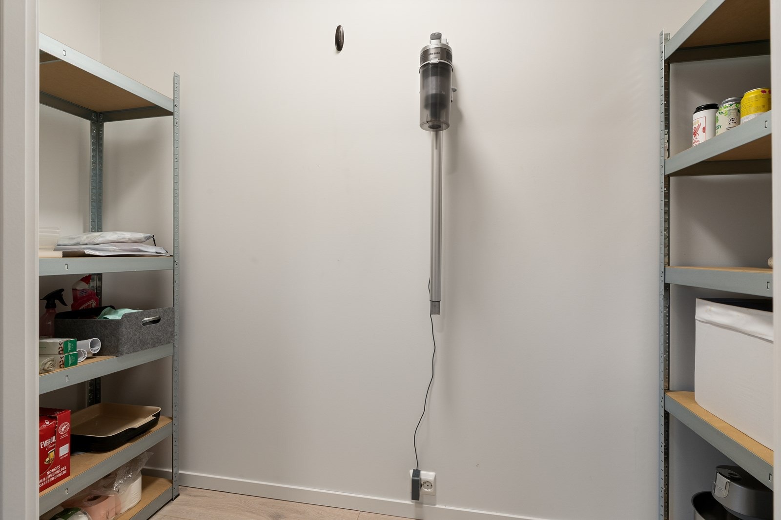 Det er også en innvendig bod i tilknytning til soverommet. Praktisk lagring i nærheten av kjøkkenet. Galleribilde