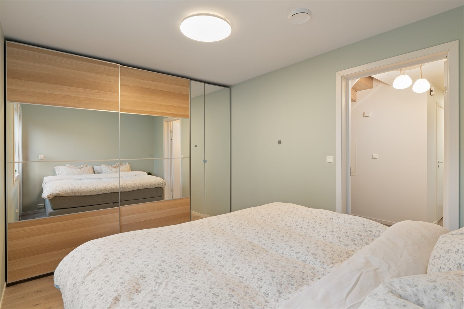 Stor skyvedørsgarderobe med integrert lys. Galleribilde