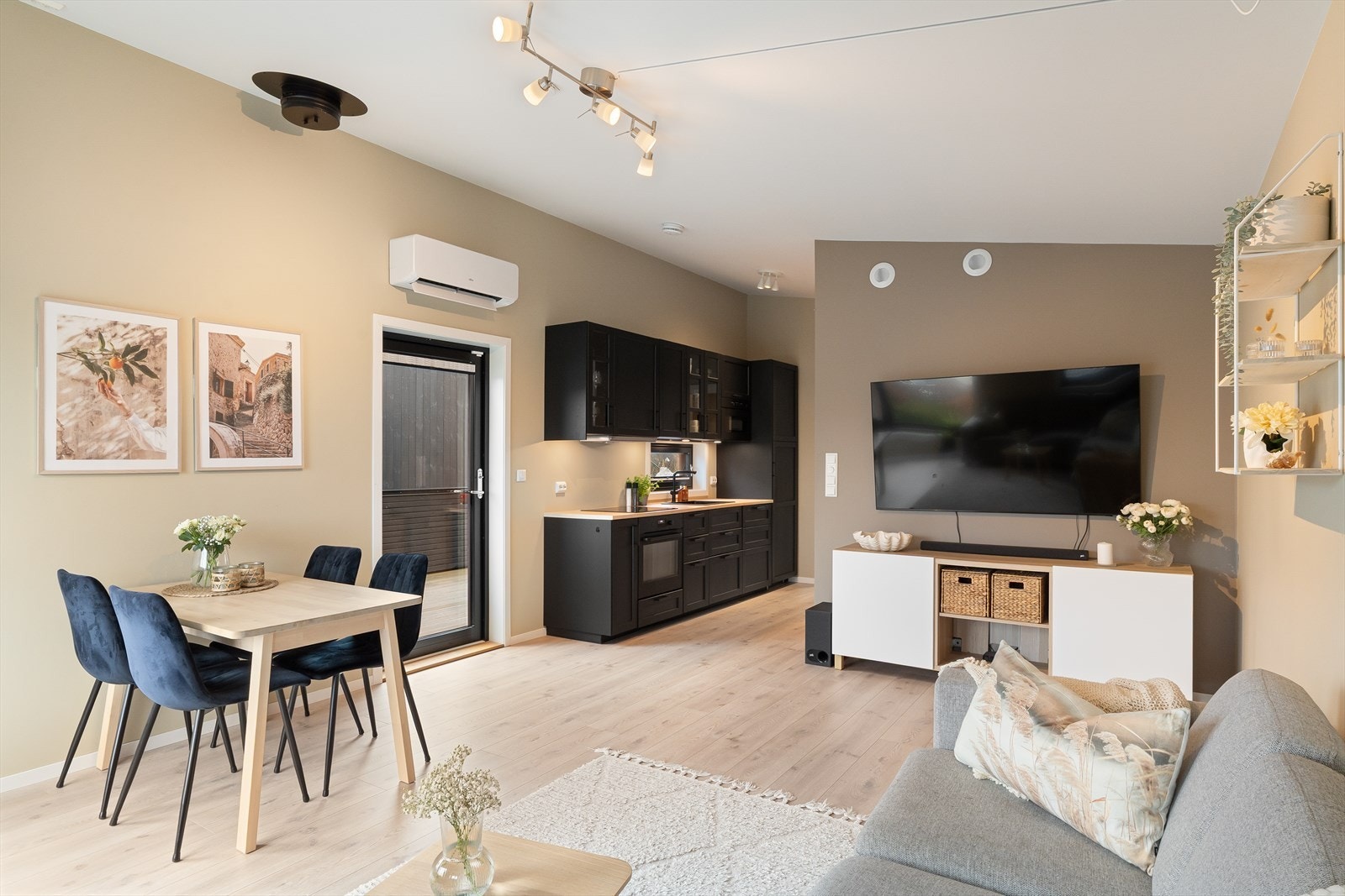 Stue og kjøkken i åpen løsning. Ekstra takhøyde gir en god romfølelse. Galleribilde