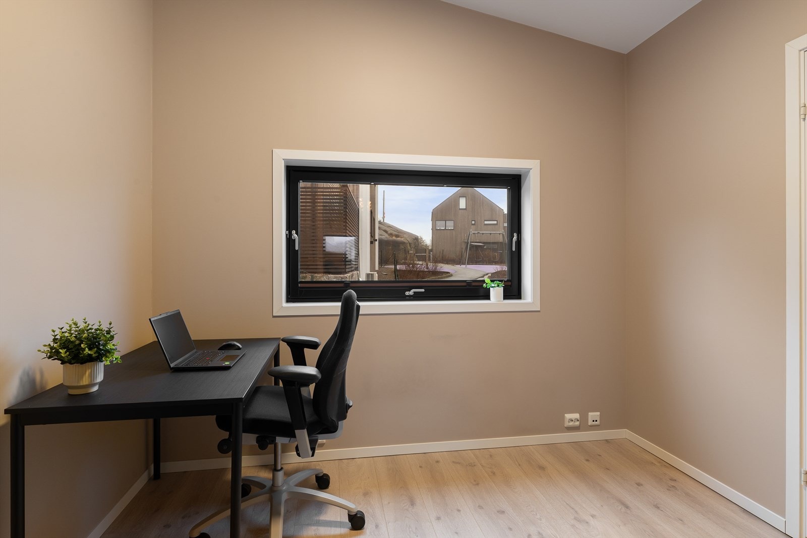 Det er også et soverom i hovedetasjen. Perfekt som kontor, gjesterom m.m., alt etter behov. Galleribilde