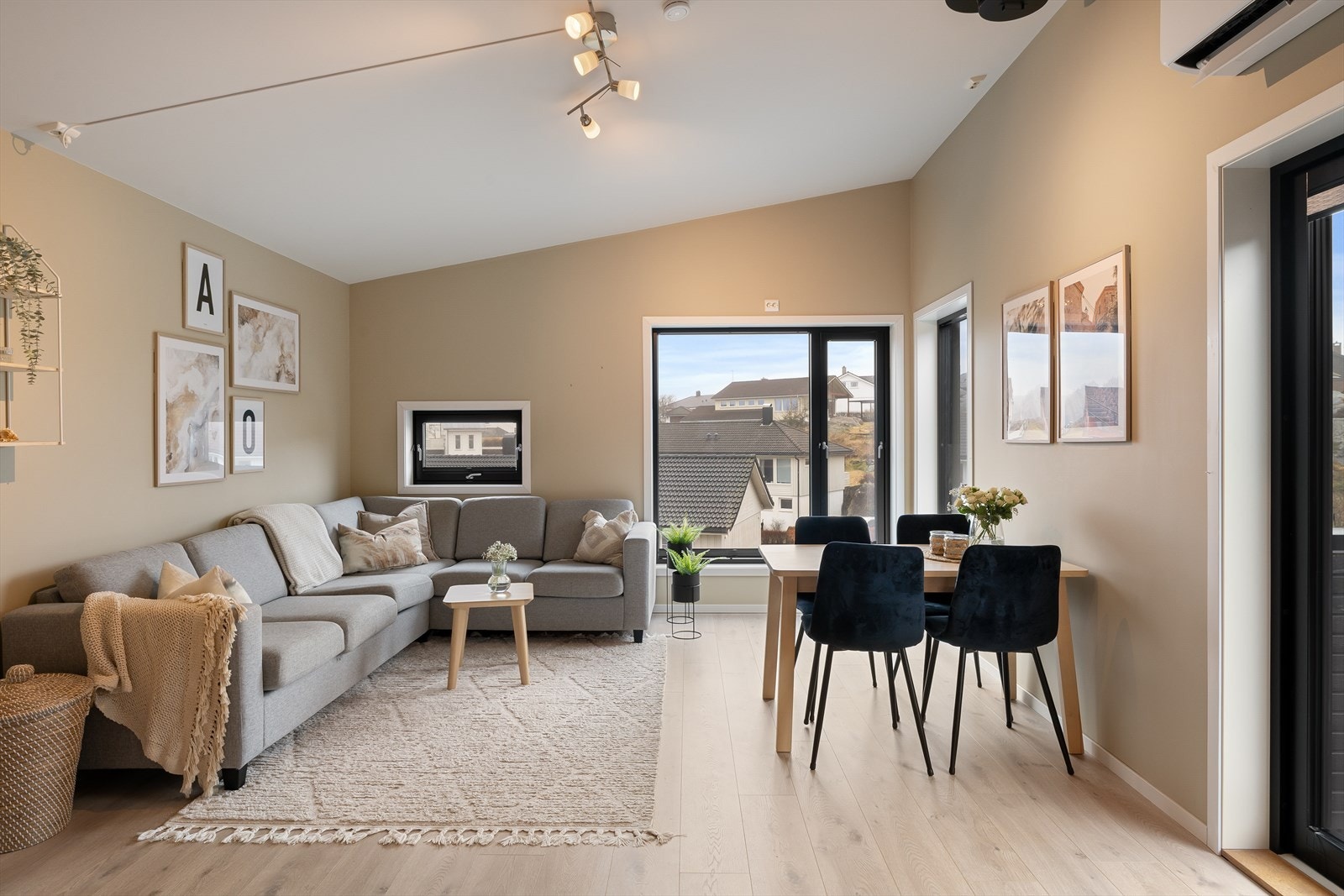 Det er montert plisségardiner i alle vinduer. Galleribilde