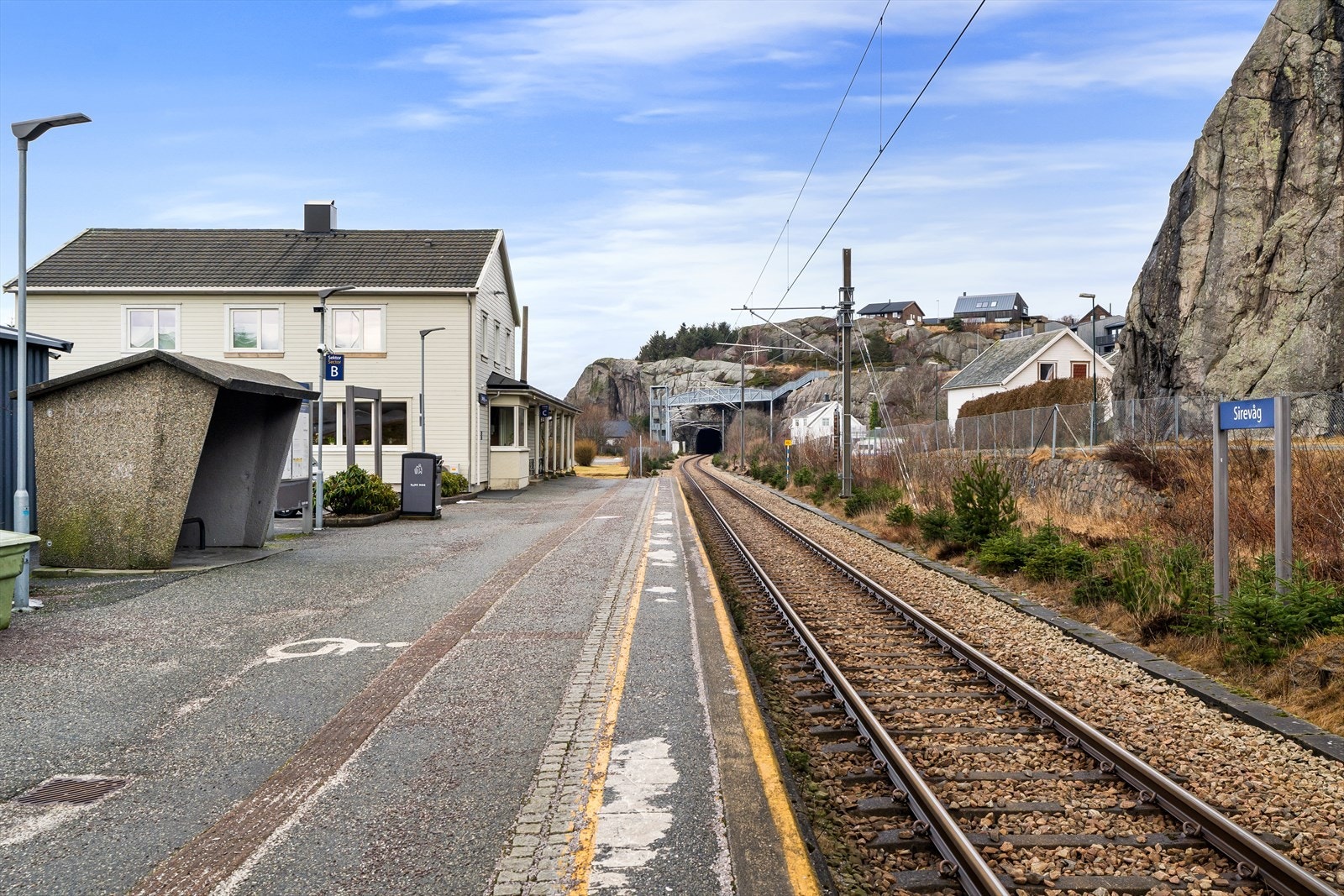 Sirevåg har godt kollektivtilbud langs Jærbanen i ca. 10 minutters gange fra boligen. Forbindelser både mot Stavanger i nord og Egersund i sør. Galleribilde