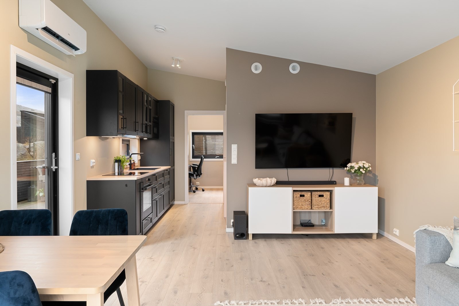 Det er installert varmepumpe. Det er også mulighet for vedovn. Galleribilde