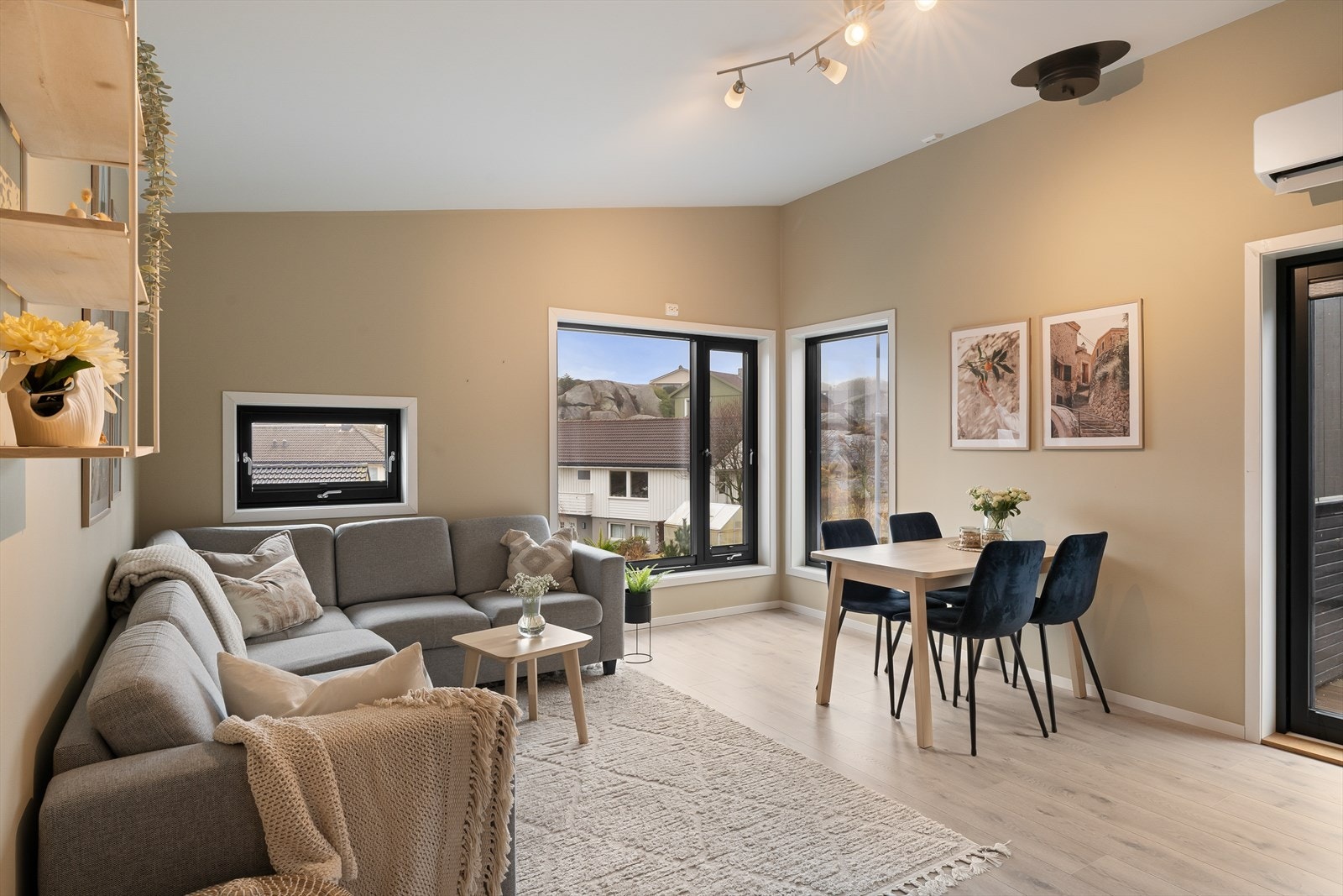 Moderne enebolig fra 2021 med godt innhold og fine detaljer. 3 soverom, bad + gjestetoalett, garasje m.m. Galleribilde