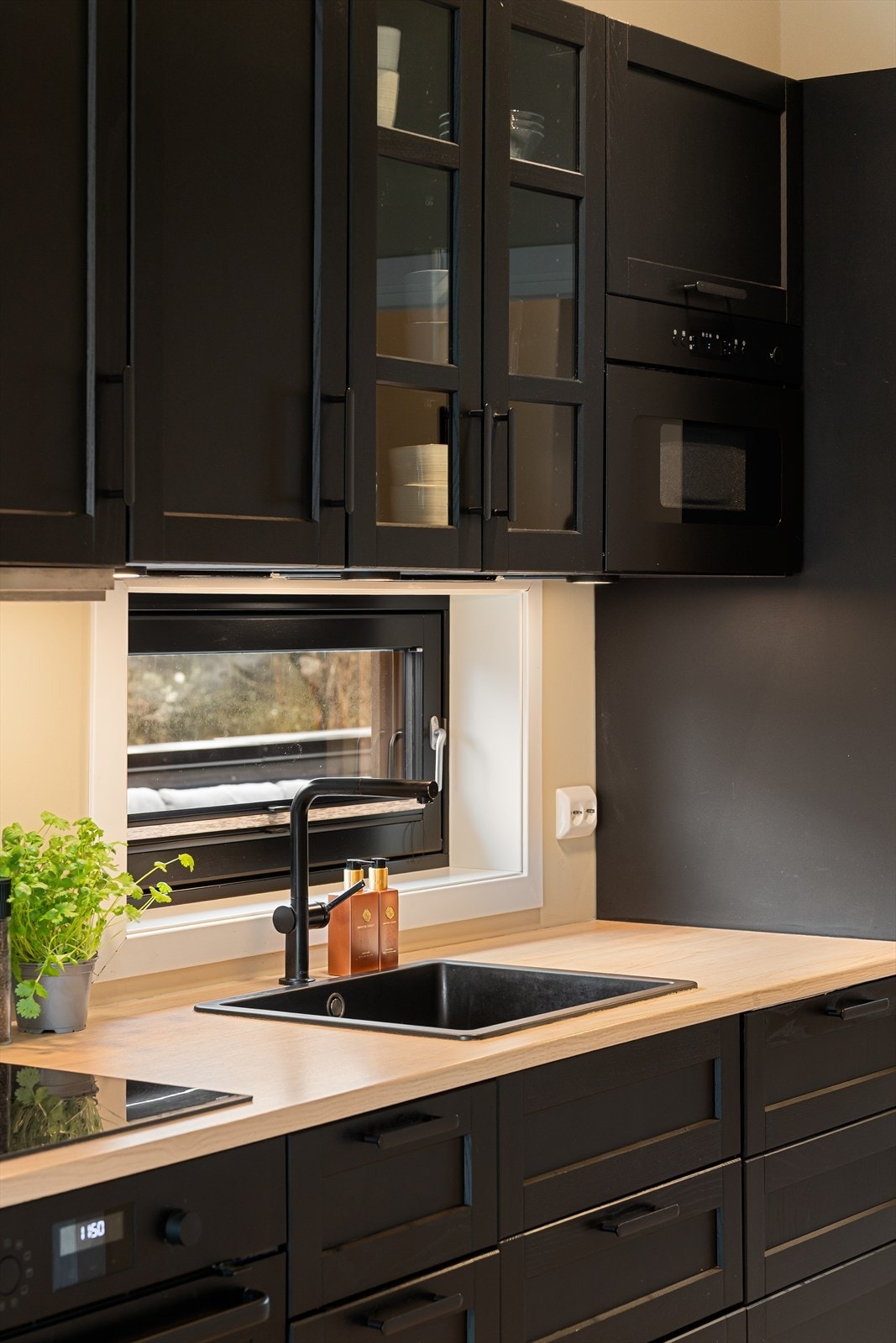 Kjøkkenet er godt utstyr med innebygd mikro, kjøleskap, stekeovn, induksjonstopp og oppvaskmaskin. Galleribilde