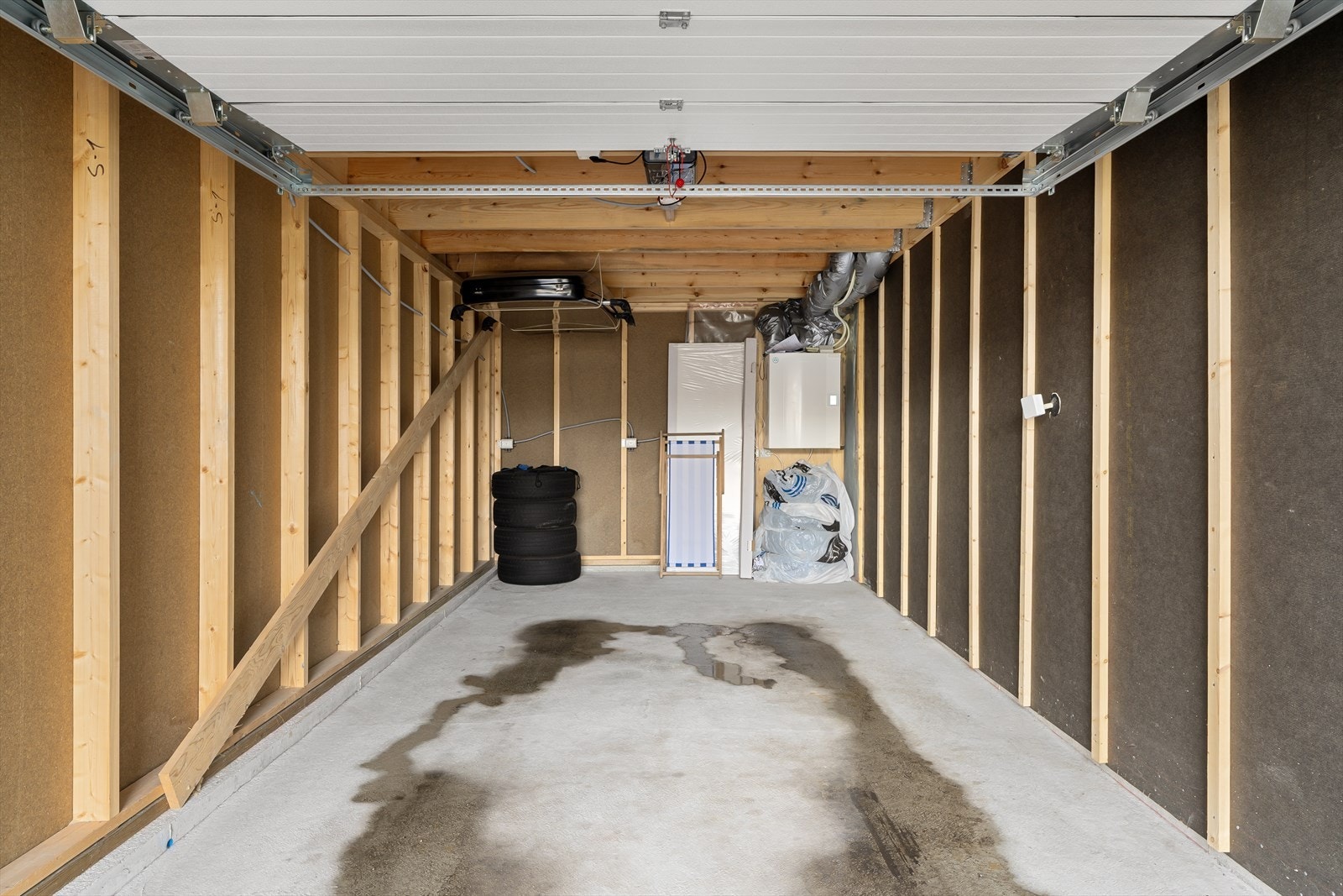 Garasje på 21 m². God plass til bilen og øvrig oppbevaring. Galleribilde