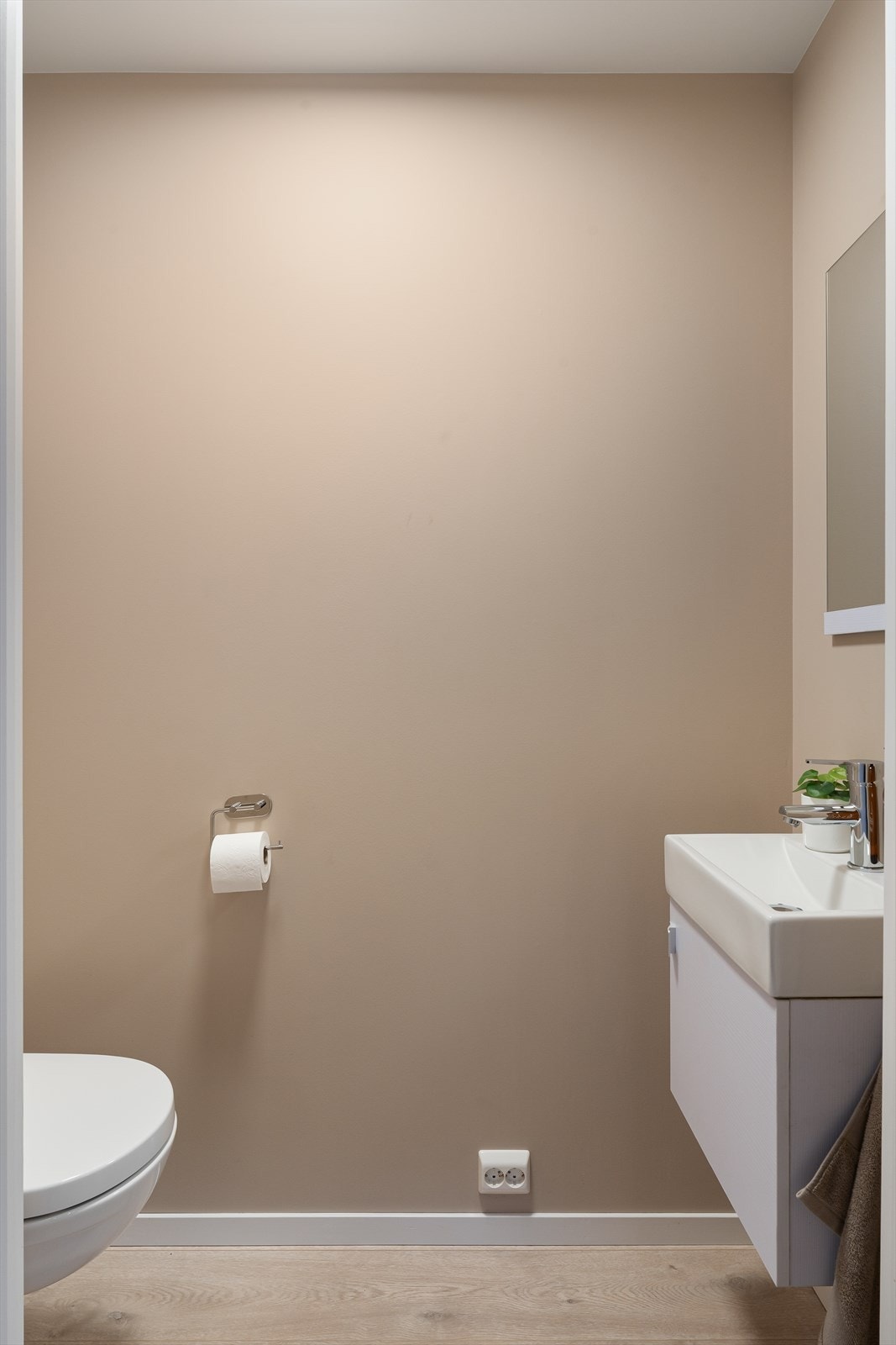 Gjestetoalett i hovedetasjen. Galleribilde