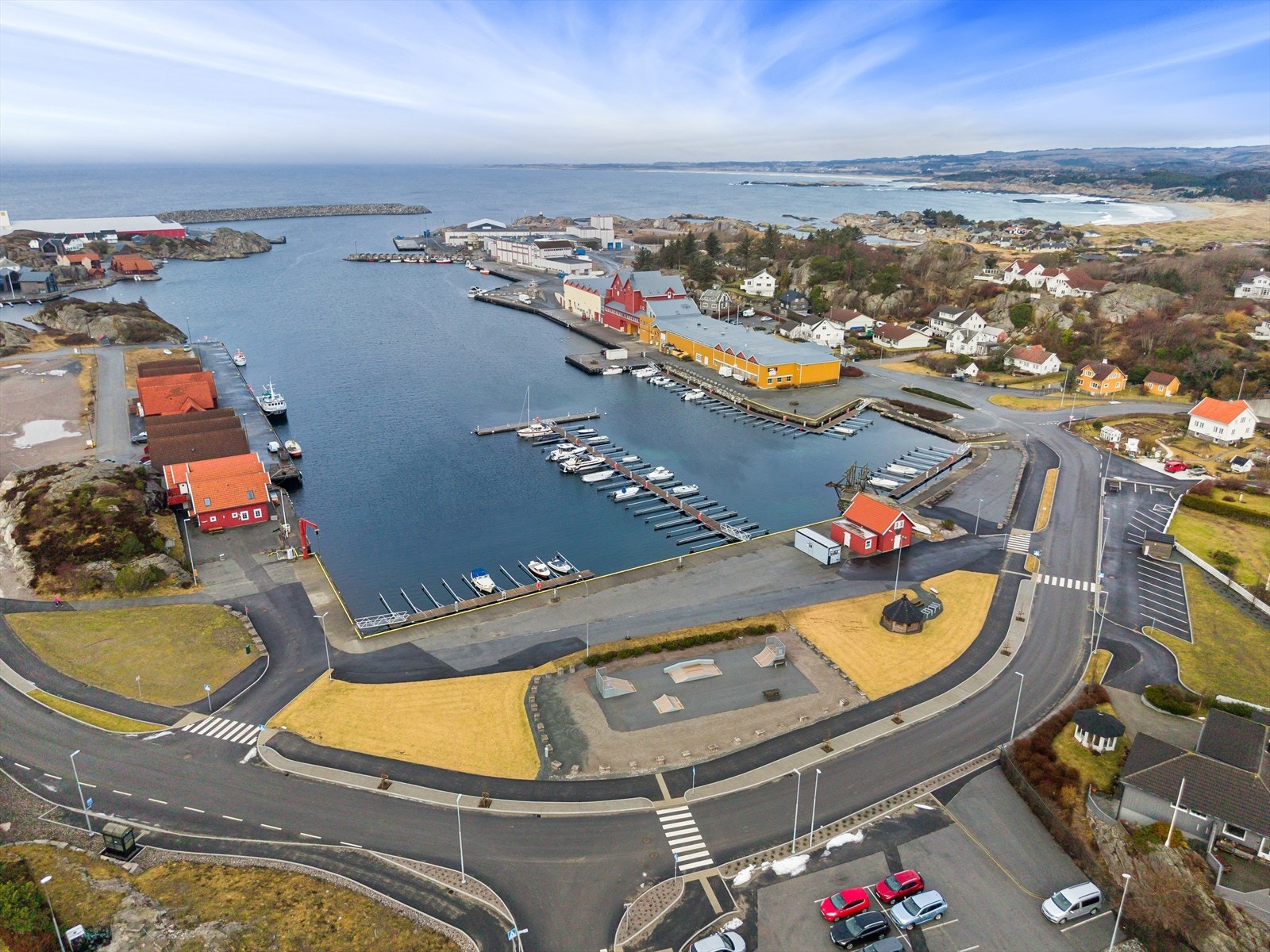 Sirevåg har et godt utvalg av lokale tilbud og en egen småbåthavn. Galleribilde