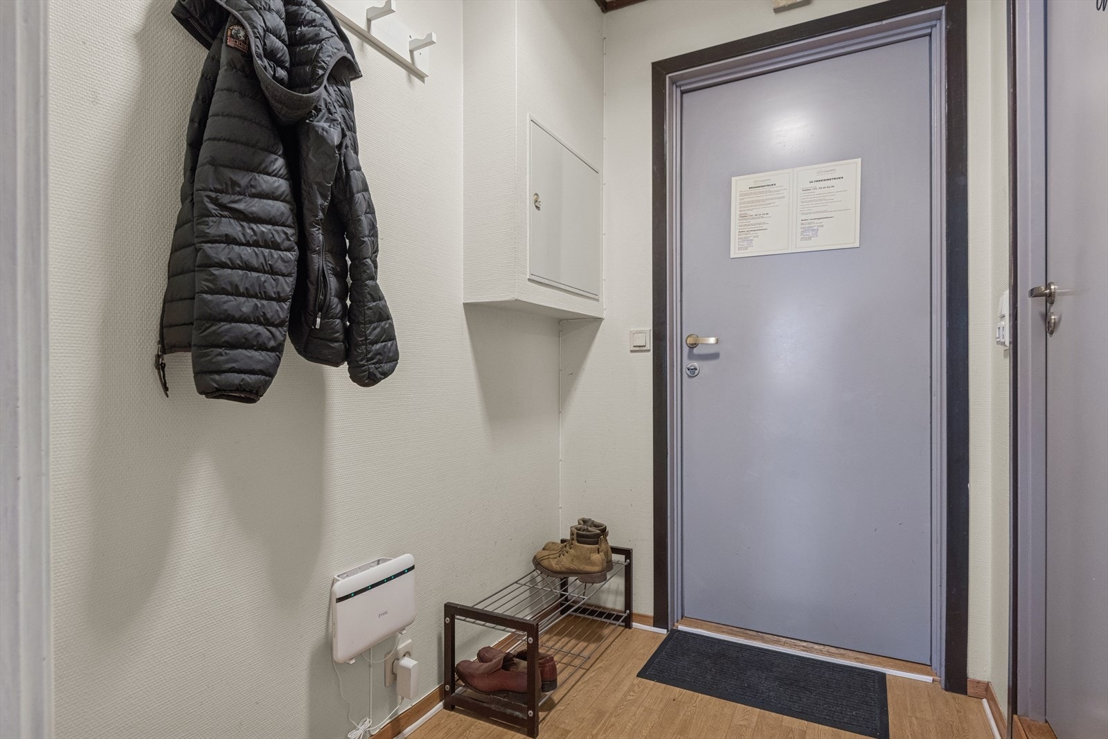 Entrè med plass til å henge fra seg ytterklær. Galleribilde