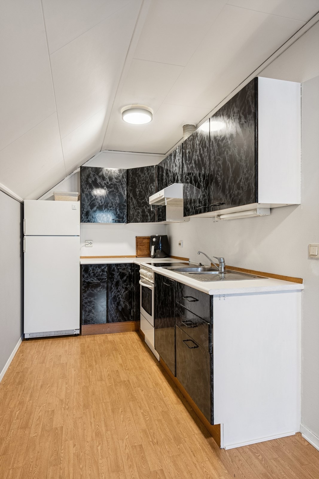 Kjøkkenet har innredning med glatte fronter. Galleribilde