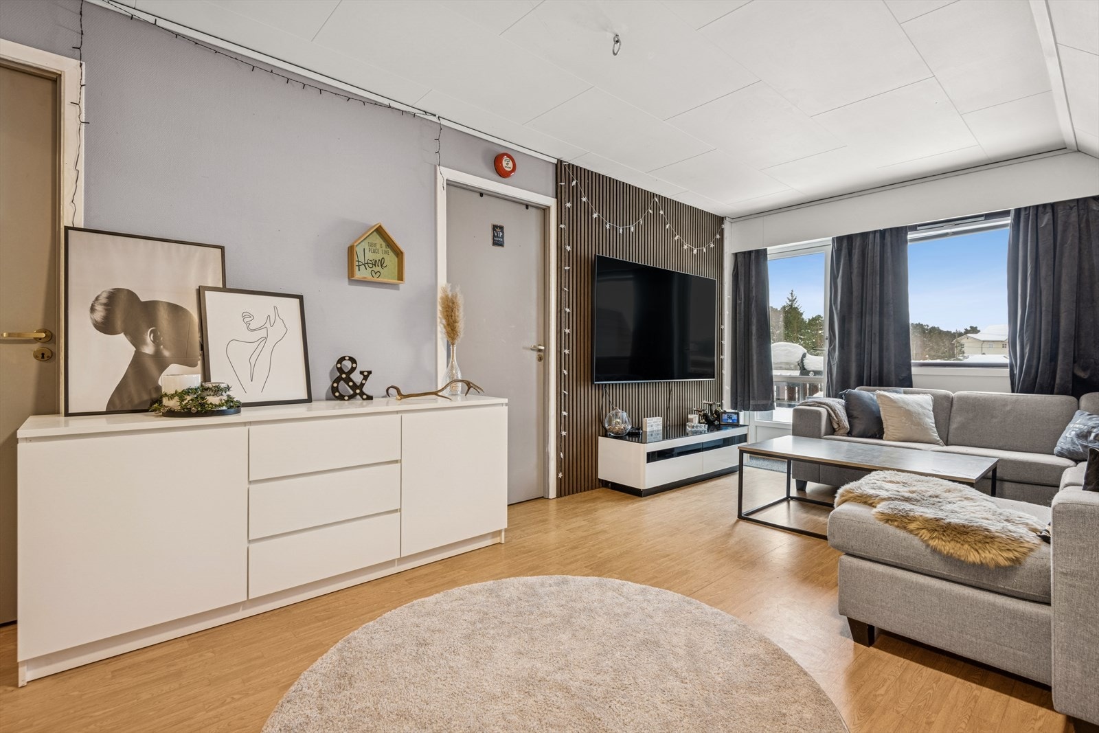 God plass til sofagruppe og tv-møblement. Galleribilde