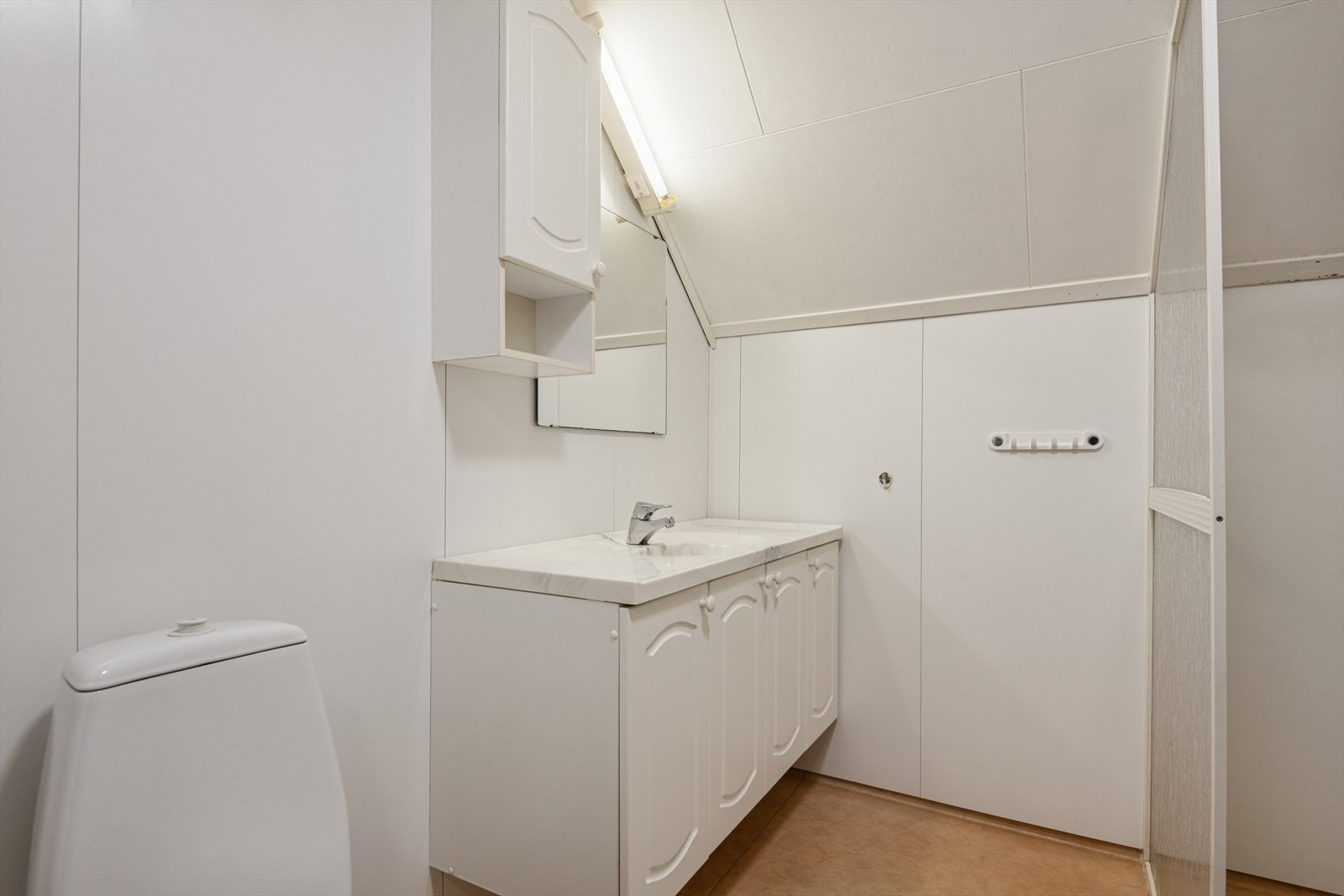 Bad/vaskerom (fra byggeår) har gulvbelegg med varmekabler, baderomsplater på vegg og himlingsplater i tak. Galleribilde