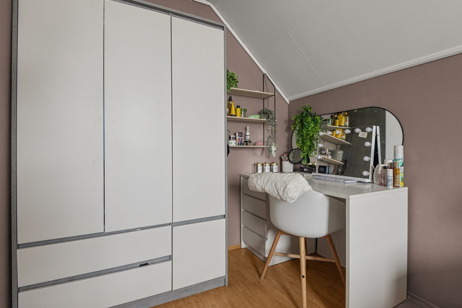 Rommet har garderobeløsning. Galleribilde