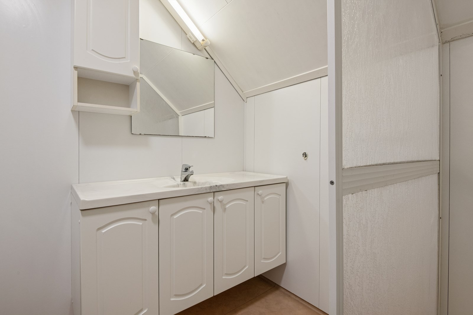 Rommet er innredet med dusjhjørne, baderomsinnredning med vask, toalett, vaskemaskin og tørketrommel. Galleribilde