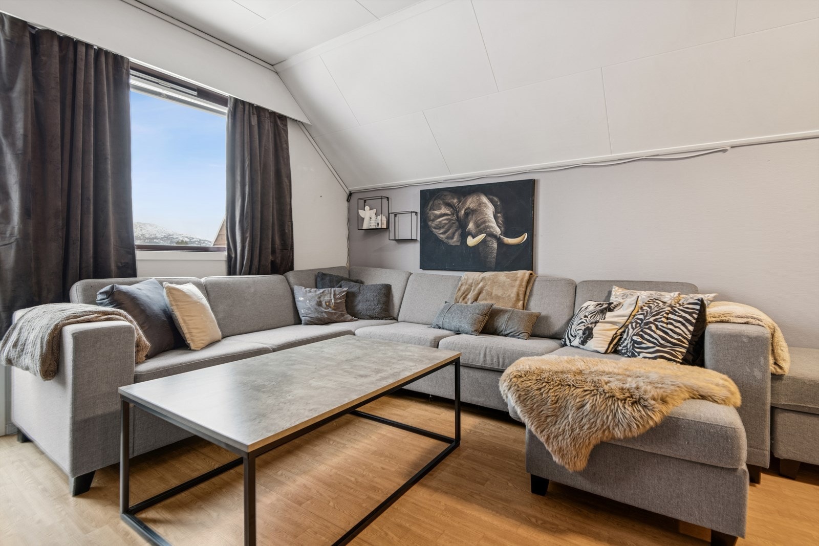 Lys stue med store vindusflater som gir godt med lysinnslipp. Galleribilde