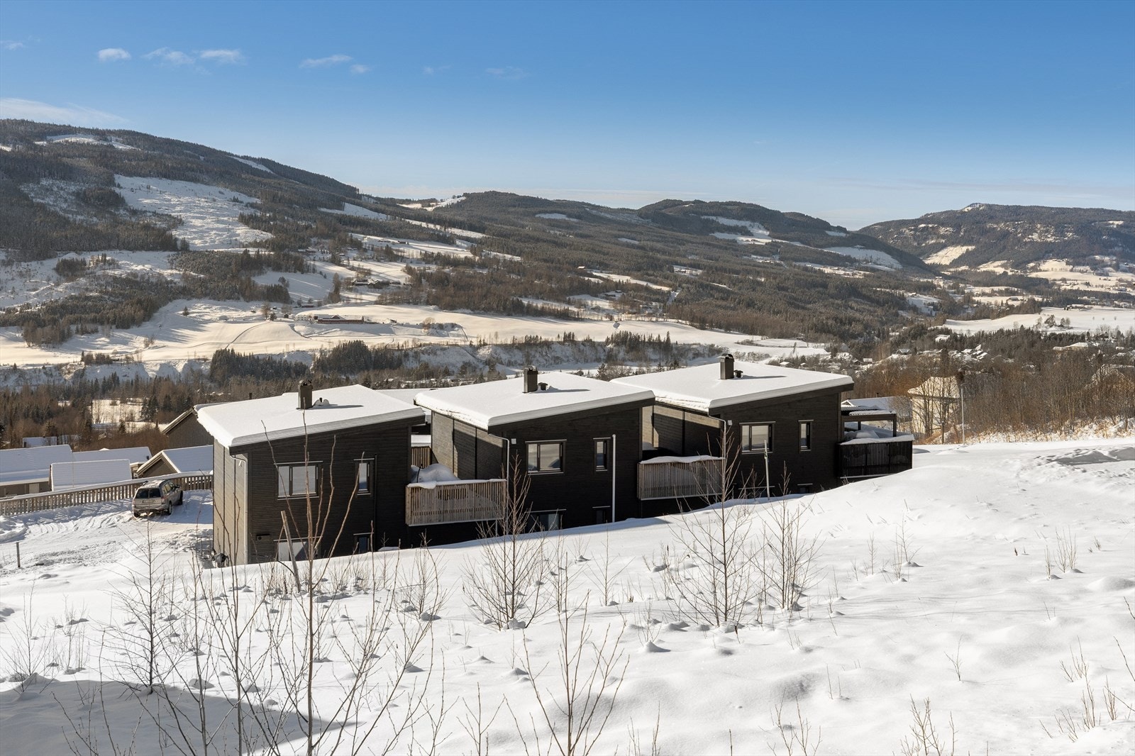 Dagligvarebutikker ligger i kort avstand fra boligen, og til Segalstad Bru er det kun en liten kjøretur (ca. 5 km). Til Strandtorget og ytterligere servicetilbud er det under 20 minutters kjøretur. Galleribilde