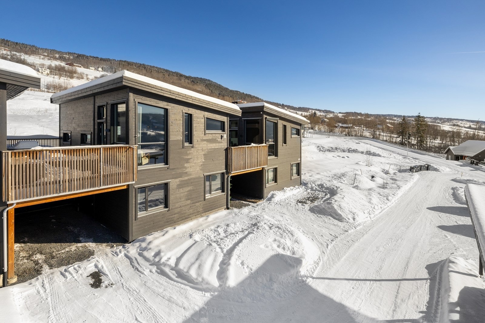 Boligen ligger i et rolig og svært barne- og familievennlig boligområde ca. 1,5 km fra Follebu sentrum og ca. 16 km nord for Lillehammer. Herfra er det gangavstand til nærmeste barnehage, samt korte kjøreavstander til både barneskole og ungdomsskole. Galleribilde