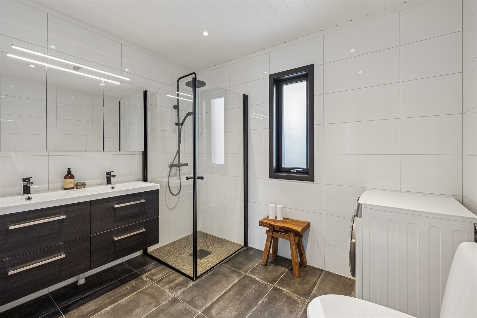 Pent bad med fliser på vegger og gulv med gulvvarme samt downlights i tak. Galleribilde