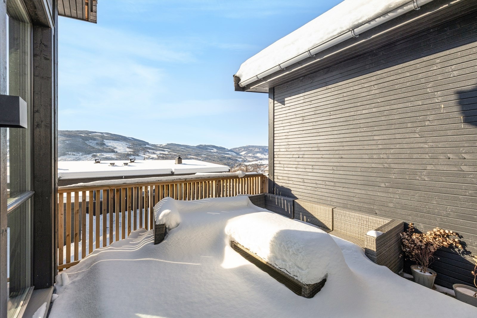 Veranda på ca. 35 kvm med god plass til utemøbler og flott utsikt. Galleribilde